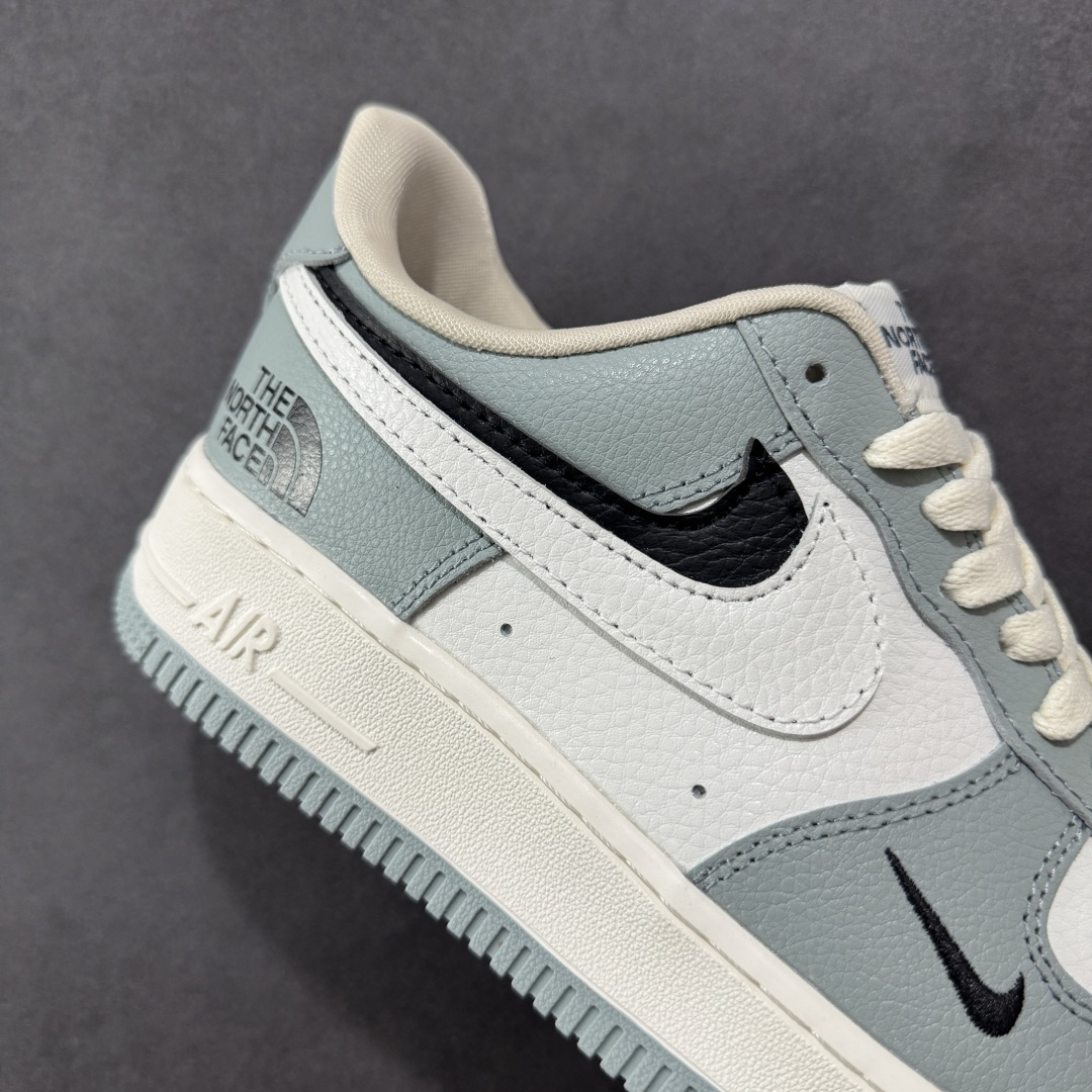 图片[6]-【定制版】海外爆款限量发售！高端定制Nike Air Force 1 \’07 Low 北面联名— 双钩浅灰黑 高端定制 低帮休闲板鞋 定制鞋盒 大厂纯原品质出货 超高清洁度 皮料切割干净无任何毛边 细节完美 货号：AM1588-003 尺码：36 36.5 37.5 38 38.5 39 40 40.5 41 42 42.5 43 44 44.5 45-选品中心