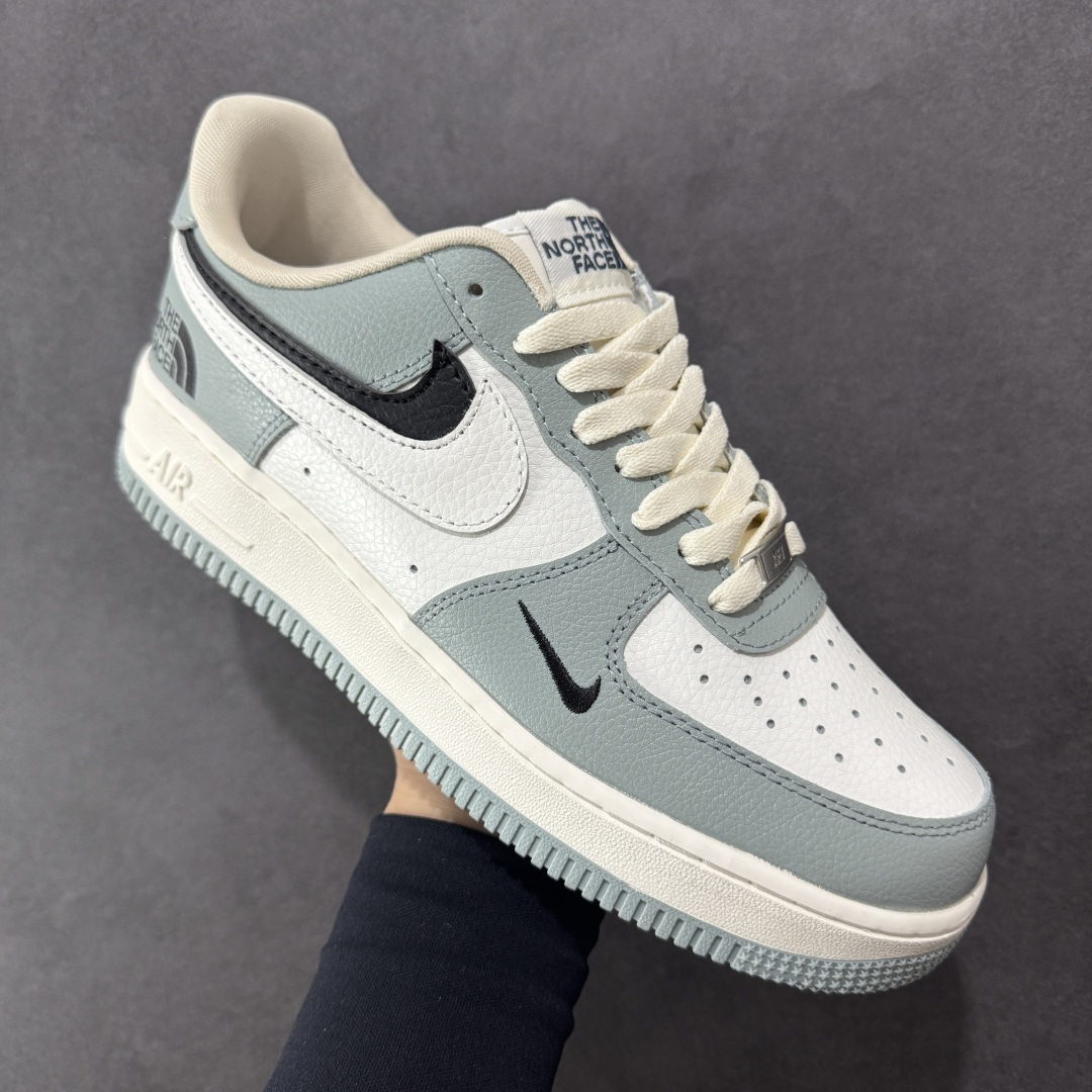 图片[3]-【定制版】海外爆款限量发售！高端定制Nike Air Force 1 \’07 Low 北面联名— 双钩浅灰黑 高端定制 低帮休闲板鞋 定制鞋盒 大厂纯原品质出货 超高清洁度 皮料切割干净无任何毛边 细节完美 货号：AM1588-003 尺码：36 36.5 37.5 38 38.5 39 40 40.5 41 42 42.5 43 44 44.5 45-选品中心