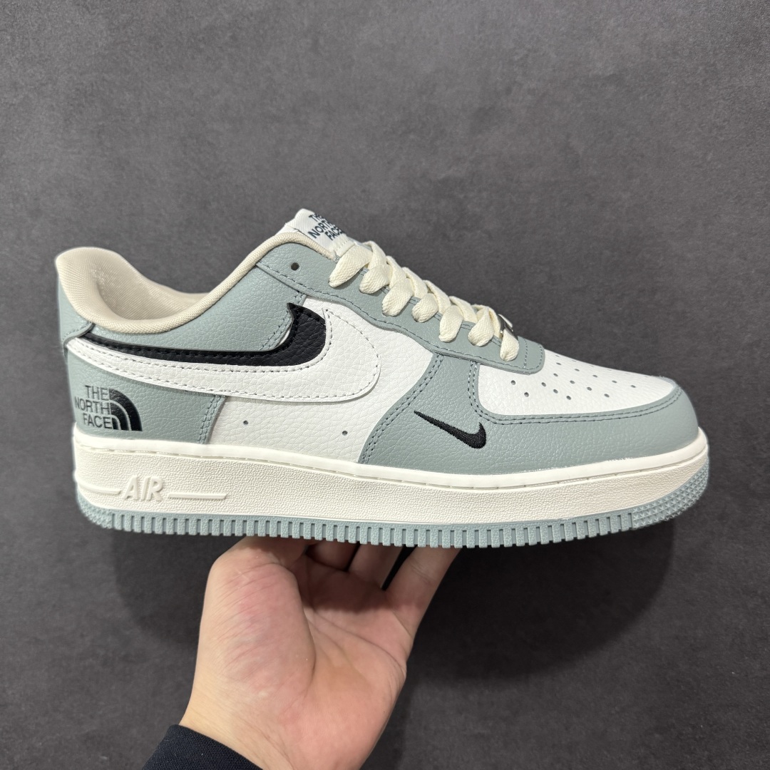 【定制版】海外爆款限量发售！高端定制Nike Air Force 1 \'07 Low 北面联名--- 双钩浅灰黑 高端定制 低帮休闲板鞋 定制鞋盒 大厂纯原品质出货 超高清洁度 皮料切割干净无任何毛边 细节完美 货号：AM1588-003 尺码：36 36.5 37.5 38 38.5 39 40 40.5 41 42 42.5 43 44 44.5 45-选品中心