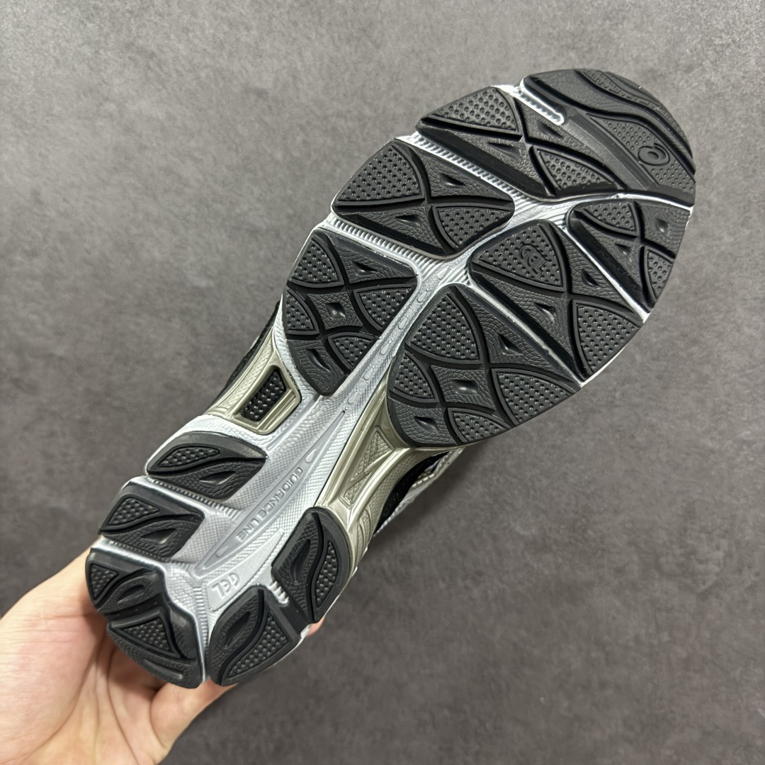 图片[9]-【公司级】Asics Gel-NYC复古单品 亚瑟士ASICSTIGER秋季新款休闲鞋 厚底街头运动休闲鞋 ASICS亚瑟士推出全新GEL-NYC，彰显纽约都市活力 这次的新系列融入了多个版本GEL的经典设计风格，广受好评。其设计灵感来源于GEL-NIMBUS 3,GEL-MC PLUS V 和 GEL-CUMULUS 16 这些往日经典鞋款。GEL-NYC使用GEL-CUMULUS 16鞋款的鞋楦设计,展现了独特的现代化美学。鞋底采用了轻质发泡材料,并在后跟和前掌处采用了ASICS亚瑟士核心科技——GEL缓震胶,赋予鞋款强大的缓冲性能,提供了更柔软舒适的穿着体验。而在原有设计的启发之上,此次鞋款采用更贴合当今潮流趋势的材料和创新技术,展现出纽约充满活力的都市精神。 尺码：36-45-选品中心