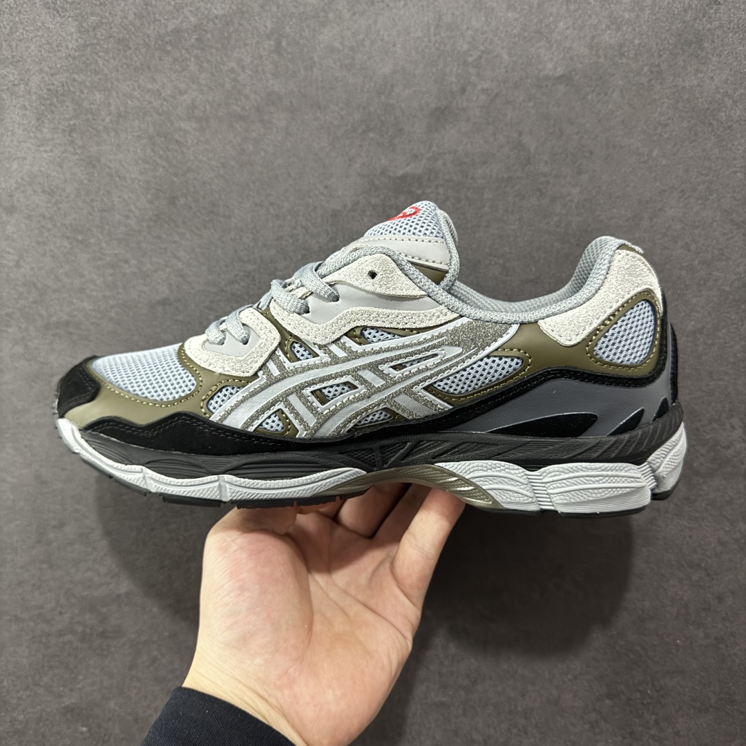 图片[2]-【公司级】Asics Gel-NYC复古单品 亚瑟士ASICSTIGER秋季新款休闲鞋 厚底街头运动休闲鞋 ASICS亚瑟士推出全新GEL-NYC，彰显纽约都市活力 这次的新系列融入了多个版本GEL的经典设计风格，广受好评。其设计灵感来源于GEL-NIMBUS 3,GEL-MC PLUS V 和 GEL-CUMULUS 16 这些往日经典鞋款。GEL-NYC使用GEL-CUMULUS 16鞋款的鞋楦设计,展现了独特的现代化美学。鞋底采用了轻质发泡材料,并在后跟和前掌处采用了ASICS亚瑟士核心科技——GEL缓震胶,赋予鞋款强大的缓冲性能,提供了更柔软舒适的穿着体验。而在原有设计的启发之上,此次鞋款采用更贴合当今潮流趋势的材料和创新技术,展现出纽约充满活力的都市精神。 尺码：36-45-选品中心