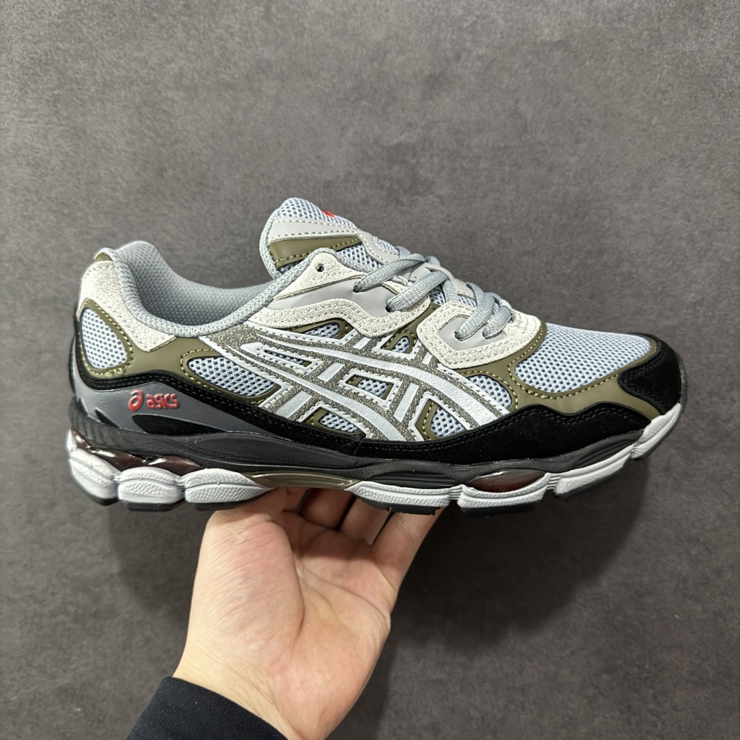 【公司级】Asics Gel-NYC复古单品 亚瑟士ASICSTIGER秋季新款休闲鞋 厚底街头运动休闲鞋 ASICS亚瑟士推出全新GEL-NYC,彰显纽约都市活力 这次的新系列融入了多个版本GEL的经典设计风格,广受好评。其设计灵感来源于GEL-NIMBUS 3,GEL-MC PLUS V 和 GEL-CUMULUS 16 这些往日经典鞋款。GEL-NYC使用GEL-CUMULUS 16鞋款的鞋楦设计,展现了独特的现代化美学。鞋底采用了轻质发泡材料,并在后跟和前掌处采用了ASICS亚瑟士核心科技——GEL缓震胶,赋予鞋款强大的缓冲性能,提供了更柔软舒适的穿着体验。而在原有设计的启发之上,此次鞋款采用更贴合当今潮流趋势的材料和创新技术,展现出纽约充满活力的都市精神。 尺码:36-45-选品中心