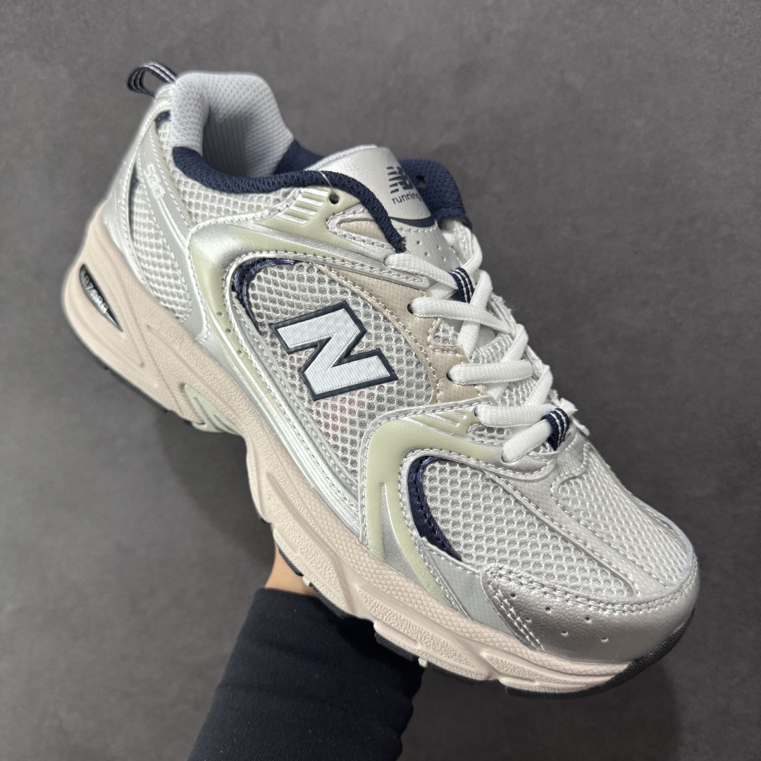 图片[3]-【K8版本】New Balance NB530 新百伦复古透气跑步鞋 抛弃过往以皮革为主的人气轮廓 以极具复古风范的跑鞋外观呈现 设计上全鞋以简约清爽的纯白色作基底 鞋身覆盖大面积织物网眼材质 并于鞋头、鞋带孔眼片等细节处点缀对比鲜明的反光银镀层凸显 鞋舌、侧身等位置则辅以一贯的「N」字标志和品牌徽标彰显身份 最后通过搭载的 ABZORB 缓震中底完善整体造型 货号：MR530KA 尺码：36-45带半码-选品中心