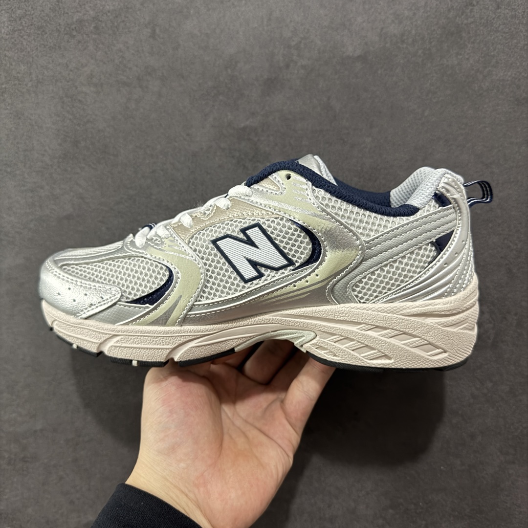 图片[2]-【K8版本】New Balance NB530 新百伦复古透气跑步鞋 抛弃过往以皮革为主的人气轮廓 以极具复古风范的跑鞋外观呈现 设计上全鞋以简约清爽的纯白色作基底 鞋身覆盖大面积织物网眼材质 并于鞋头、鞋带孔眼片等细节处点缀对比鲜明的反光银镀层凸显 鞋舌、侧身等位置则辅以一贯的「N」字标志和品牌徽标彰显身份 最后通过搭载的 ABZORB 缓震中底完善整体造型 货号：MR530KA 尺码：36-45带半码-选品中心