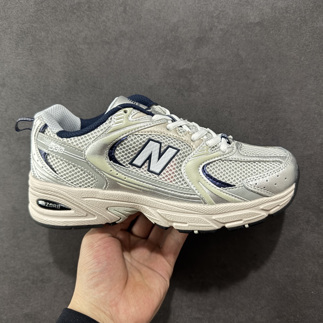 【K8版本】New Balance NB530 新百伦复古透气跑步鞋 抛弃过往以皮革为主的人气轮廓 以极具复古风范的跑鞋外观呈现 设计上全鞋以简约清爽的纯白色作基底 鞋身覆盖大面积织物网眼材质 并于鞋头、鞋带孔眼片等细节处点缀对比鲜明的反光银镀层凸显 鞋舌、侧身等位置则辅以一贯的「N」字标志和品牌徽标彰显身份 最后通过搭载的 ABZORB 缓震中底完善整体造型 货号:MR530KA 尺码:36-45带半码-选品中心