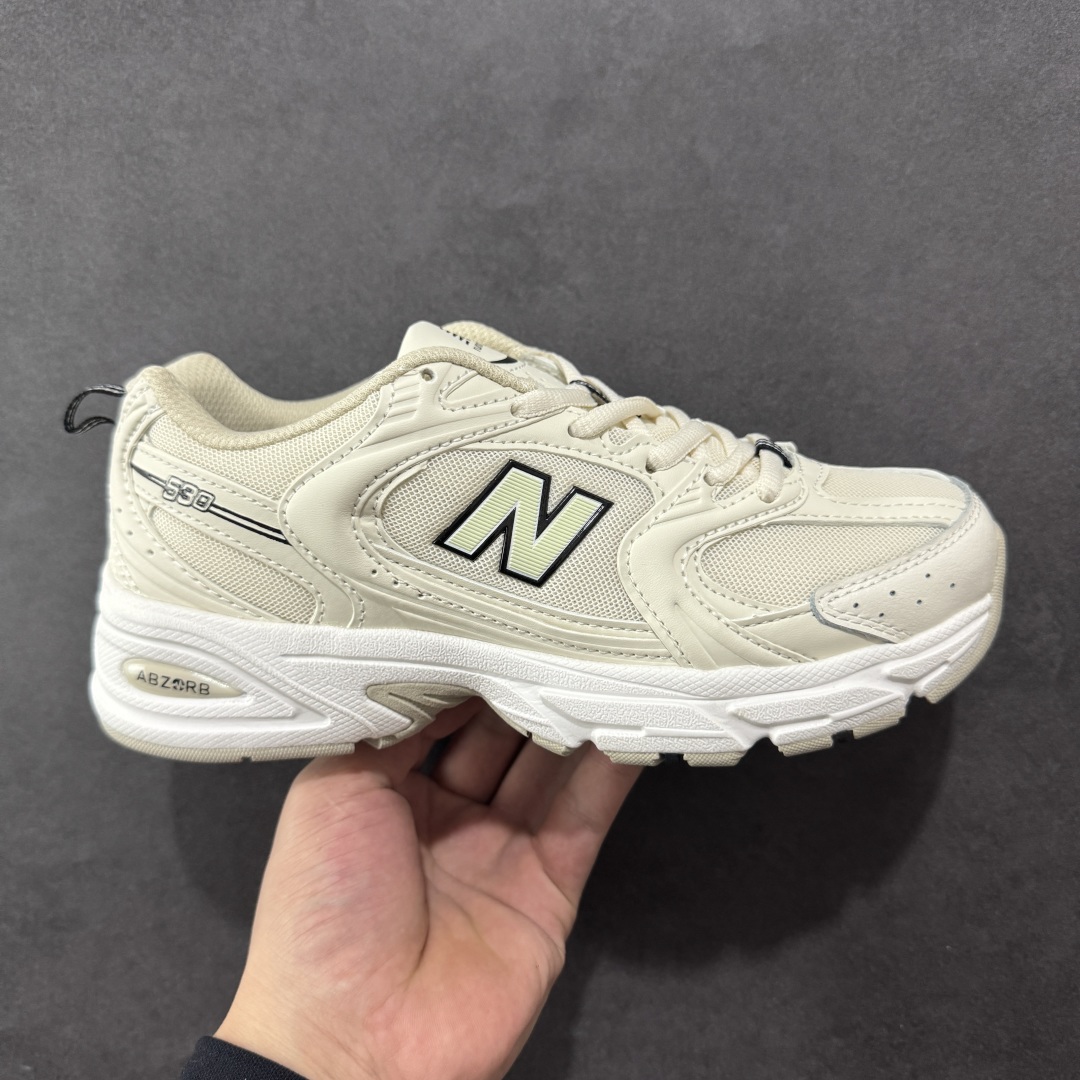 【K8版本】New Balance NB530 新百伦复古透气跑步鞋 抛弃过往以皮革为主的人气轮廓 以极具复古风范的跑鞋外观呈现 设计上全鞋以简约清爽的纯白色作基底 鞋身覆盖大面积织物网眼材质 并于鞋头、鞋带孔眼片等细节处点缀对比鲜明的反光银镀层凸显 鞋舌、侧身等位置则辅以一贯的「N」字标志和品牌徽标彰显身份 最后通过搭载的 ABZORB 缓震中底完善整体造型 货号:MR530SH 尺码:36-45带半码-选品中心