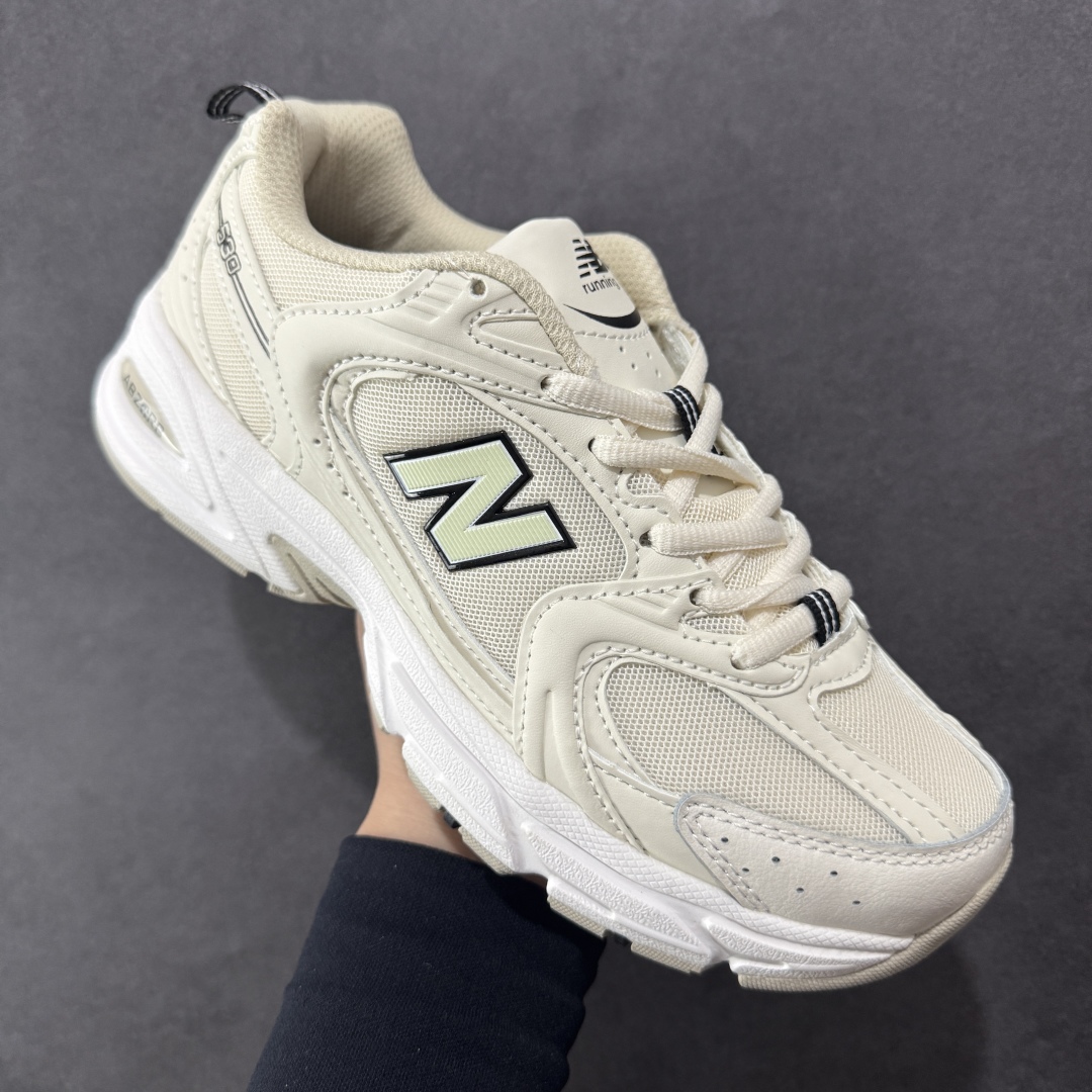 图片[3]-【K8版本】New Balance NB530 新百伦复古透气跑步鞋 抛弃过往以皮革为主的人气轮廓 以极具复古风范的跑鞋外观呈现 设计上全鞋以简约清爽的纯白色作基底 鞋身覆盖大面积织物网眼材质 并于鞋头、鞋带孔眼片等细节处点缀对比鲜明的反光银镀层凸显 鞋舌、侧身等位置则辅以一贯的「N」字标志和品牌徽标彰显身份 最后通过搭载的 ABZORB 缓震中底完善整体造型 货号：MR530SH 尺码：36-45带半码-选品中心
