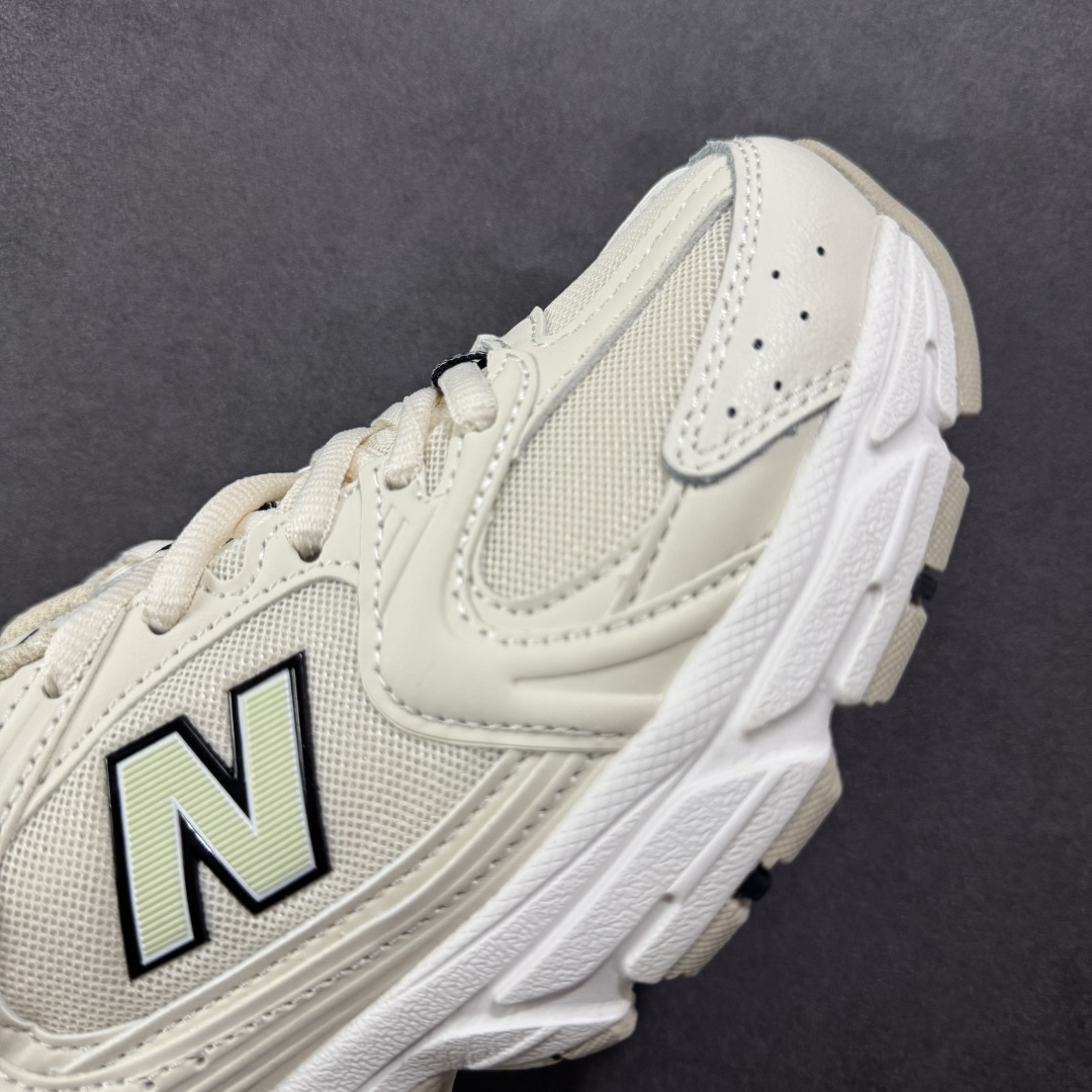 图片[5]-【K8版本】New Balance NB530 新百伦复古透气跑步鞋 抛弃过往以皮革为主的人气轮廓 以极具复古风范的跑鞋外观呈现 设计上全鞋以简约清爽的纯白色作基底 鞋身覆盖大面积织物网眼材质 并于鞋头、鞋带孔眼片等细节处点缀对比鲜明的反光银镀层凸显 鞋舌、侧身等位置则辅以一贯的「N」字标志和品牌徽标彰显身份 最后通过搭载的 ABZORB 缓震中底完善整体造型 货号：MR530SH 尺码：36-45带半码-选品中心