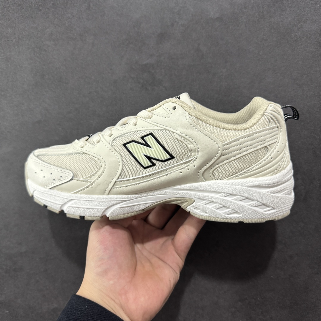 图片[2]-【K8版本】New Balance NB530 新百伦复古透气跑步鞋 抛弃过往以皮革为主的人气轮廓 以极具复古风范的跑鞋外观呈现 设计上全鞋以简约清爽的纯白色作基底 鞋身覆盖大面积织物网眼材质 并于鞋头、鞋带孔眼片等细节处点缀对比鲜明的反光银镀层凸显 鞋舌、侧身等位置则辅以一贯的「N」字标志和品牌徽标彰显身份 最后通过搭载的 ABZORB 缓震中底完善整体造型 货号：MR530SH 尺码：36-45带半码-选品中心