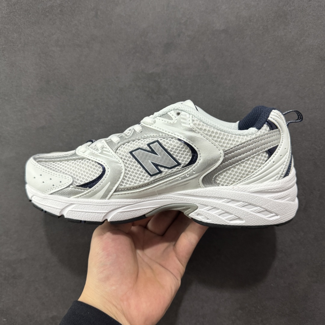 图片[2]-【K8版本】New Balance NB530 新百伦复古透气跑步鞋 抛弃过往以皮革为主的人气轮廓 以极具复古风范的跑鞋外观呈现 设计上全鞋以简约清爽的纯白色作基底 鞋身覆盖大面积织物网眼材质 并于鞋头、鞋带孔眼片等细节处点缀对比鲜明的反光银镀层凸显 鞋舌、侧身等位置则辅以一贯的「N」字标志和品牌徽标彰显身份 最后通过搭载的 ABZORB 缓震中底完善整体造型 货号：MR530SG 尺码：36-45带半码-选品中心