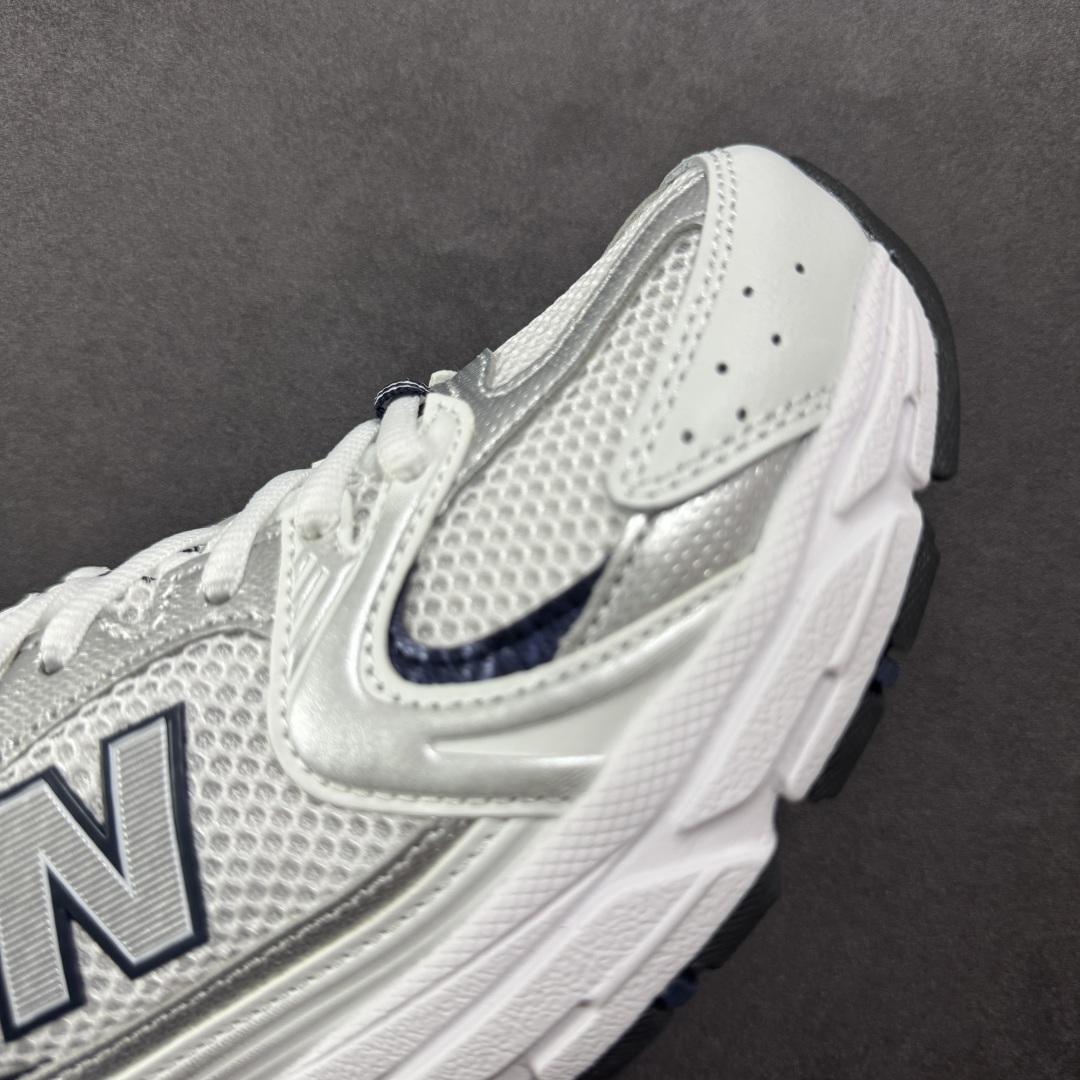 图片[5]-【K8版本】New Balance NB530 新百伦复古透气跑步鞋 抛弃过往以皮革为主的人气轮廓 以极具复古风范的跑鞋外观呈现 设计上全鞋以简约清爽的纯白色作基底 鞋身覆盖大面积织物网眼材质 并于鞋头、鞋带孔眼片等细节处点缀对比鲜明的反光银镀层凸显 鞋舌、侧身等位置则辅以一贯的「N」字标志和品牌徽标彰显身份 最后通过搭载的 ABZORB 缓震中底完善整体造型 货号：MR530SG 尺码：36-45带半码-选品中心