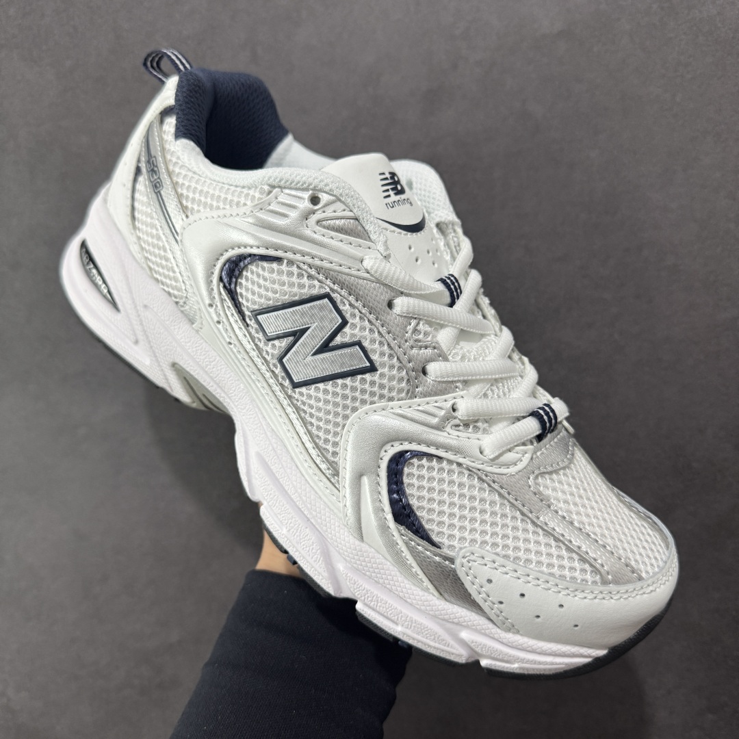 图片[3]-【K8版本】New Balance NB530 新百伦复古透气跑步鞋 抛弃过往以皮革为主的人气轮廓 以极具复古风范的跑鞋外观呈现 设计上全鞋以简约清爽的纯白色作基底 鞋身覆盖大面积织物网眼材质 并于鞋头、鞋带孔眼片等细节处点缀对比鲜明的反光银镀层凸显 鞋舌、侧身等位置则辅以一贯的「N」字标志和品牌徽标彰显身份 最后通过搭载的 ABZORB 缓震中底完善整体造型 货号：MR530SG 尺码：36-45带半码-选品中心