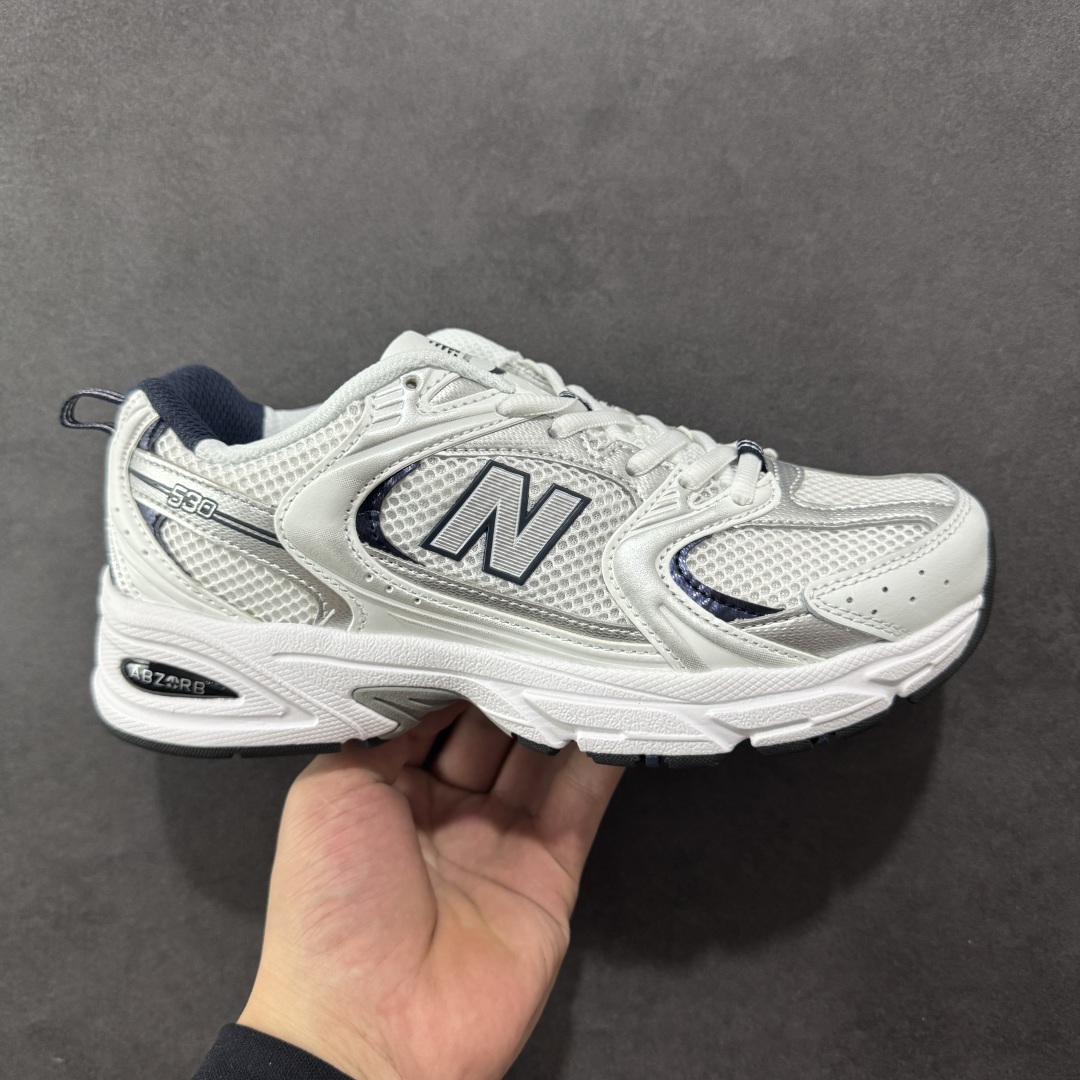 【K8版本】New Balance NB530 新百伦复古透气跑步鞋 抛弃过往以皮革为主的人气轮廓 以极具复古风范的跑鞋外观呈现 设计上全鞋以简约清爽的纯白色作基底 鞋身覆盖大面积织物网眼材质 并于鞋头、鞋带孔眼片等细节处点缀对比鲜明的反光银镀层凸显 鞋舌、侧身等位置则辅以一贯的「N」字标志和品牌徽标彰显身份 最后通过搭载的 ABZORB 缓震中底完善整体造型 货号:MR530SG 尺码:36-45带半码-选品中心