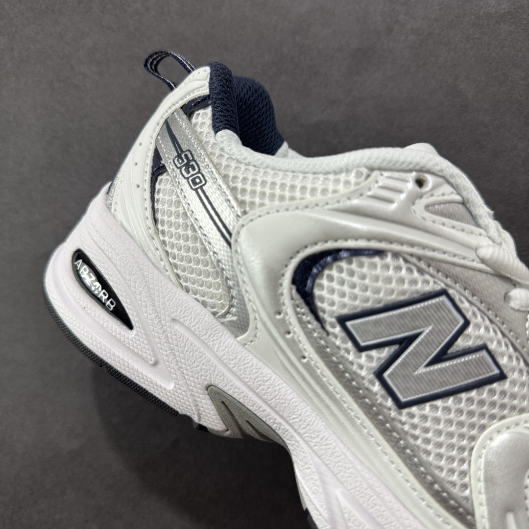 图片[6]-【K8版本】New Balance NB530 新百伦复古透气跑步鞋 抛弃过往以皮革为主的人气轮廓 以极具复古风范的跑鞋外观呈现 设计上全鞋以简约清爽的纯白色作基底 鞋身覆盖大面积织物网眼材质 并于鞋头、鞋带孔眼片等细节处点缀对比鲜明的反光银镀层凸显 鞋舌、侧身等位置则辅以一贯的「N」字标志和品牌徽标彰显身份 最后通过搭载的 ABZORB 缓震中底完善整体造型 货号：MR530SG 尺码：36-45带半码-选品中心