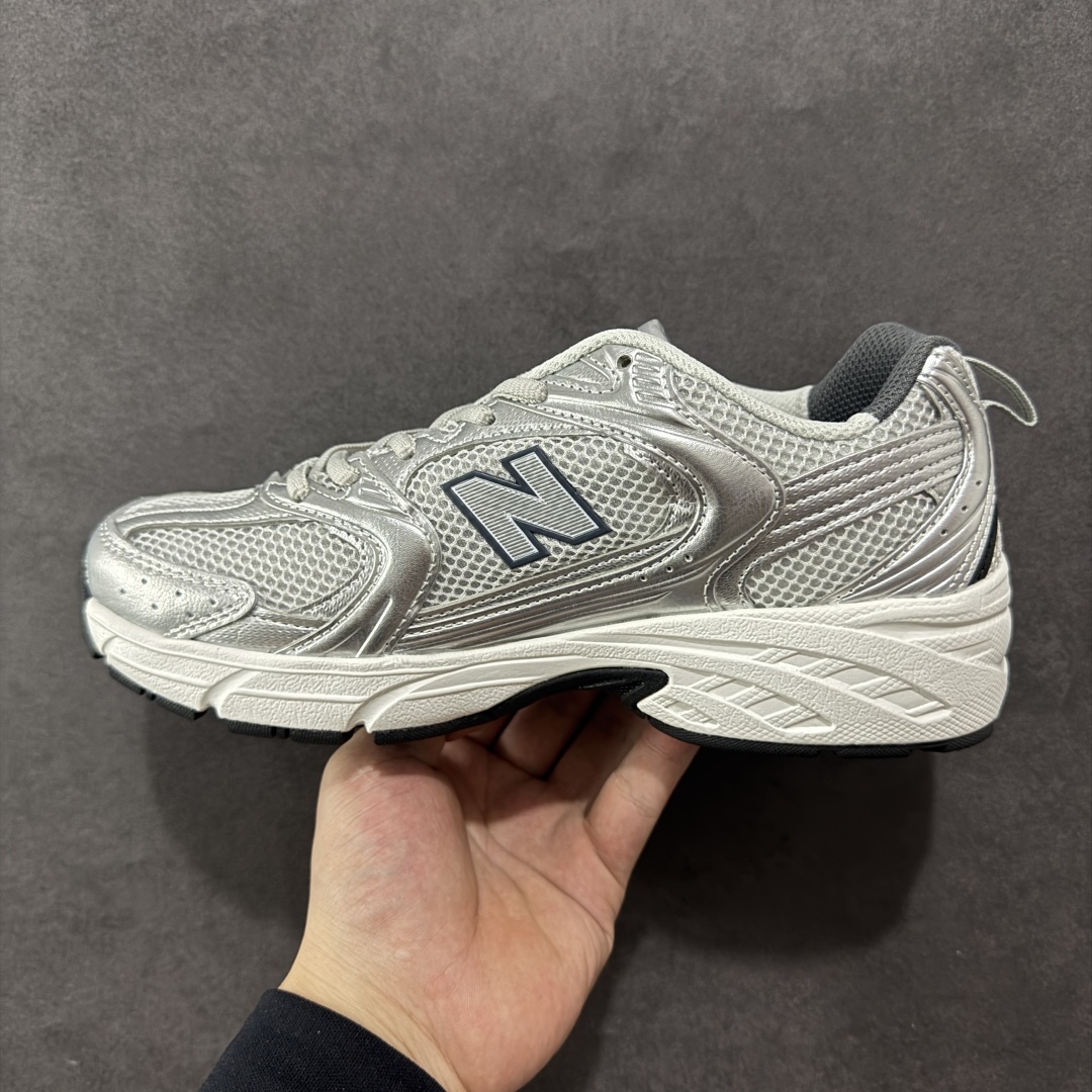 图片[2]-【K8版本】New Balance NB530 新百伦复古透气跑步鞋 抛弃过往以皮革为主的人气轮廓 以极具复古风范的跑鞋外观呈现 设计上全鞋以简约清爽的纯白色作基底 鞋身覆盖大面积织物网眼材质 并于鞋头、鞋带孔眼片等细节处点缀对比鲜明的反光银镀层凸显 鞋舌、侧身等位置则辅以一贯的「N」字标志和品牌徽标彰显身份 最后通过搭载的 ABZORB 缓震中底完善整体造型 货号：MR530LG 尺码：36-45带半码-选品中心