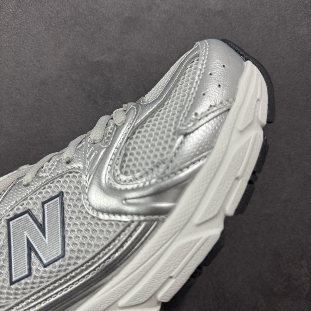 图片[5]-【K8版本】New Balance NB530 新百伦复古透气跑步鞋 抛弃过往以皮革为主的人气轮廓 以极具复古风范的跑鞋外观呈现 设计上全鞋以简约清爽的纯白色作基底 鞋身覆盖大面积织物网眼材质 并于鞋头、鞋带孔眼片等细节处点缀对比鲜明的反光银镀层凸显 鞋舌、侧身等位置则辅以一贯的「N」字标志和品牌徽标彰显身份 最后通过搭载的 ABZORB 缓震中底完善整体造型 货号：MR530LG 尺码：36-45带半码-选品中心