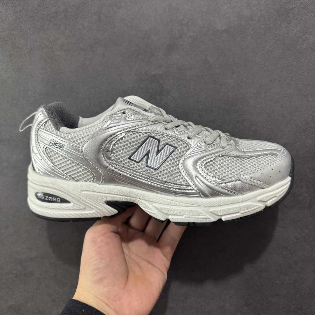 【K8版本】New Balance NB530 新百伦复古透气跑步鞋 抛弃过往以皮革为主的人气轮廓 以极具复古风范的跑鞋外观呈现 设计上全鞋以简约清爽的纯白色作基底 鞋身覆盖大面积织物网眼材质 并于鞋头、鞋带孔眼片等细节处点缀对比鲜明的反光银镀层凸显 鞋舌、侧身等位置则辅以一贯的「N」字标志和品牌徽标彰显身份 最后通过搭载的 ABZORB 缓震中底完善整体造型 货号：MR530LG 尺码：36-45带半码-选品中心