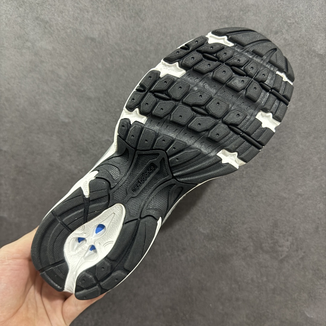 图片[9]-【K8版本】New Balance NB530 新百伦复古透气跑步鞋 抛弃过往以皮革为主的人气轮廓 以极具复古风范的跑鞋外观呈现 设计上全鞋以简约清爽的纯白色作基底 鞋身覆盖大面积织物网眼材质 并于鞋头、鞋带孔眼片等细节处点缀对比鲜明的反光银镀层凸显 鞋舌、侧身等位置则辅以一贯的「N」字标志和品牌徽标彰显身份 最后通过搭载的 ABZORB 缓震中底完善整体造型 货号：MR530LG 尺码：36-45带半码-选品中心