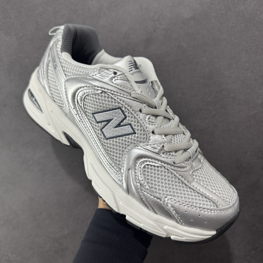 图片[3]-【K8版本】New Balance NB530 新百伦复古透气跑步鞋 抛弃过往以皮革为主的人气轮廓 以极具复古风范的跑鞋外观呈现 设计上全鞋以简约清爽的纯白色作基底 鞋身覆盖大面积织物网眼材质 并于鞋头、鞋带孔眼片等细节处点缀对比鲜明的反光银镀层凸显 鞋舌、侧身等位置则辅以一贯的「N」字标志和品牌徽标彰显身份 最后通过搭载的 ABZORB 缓震中底完善整体造型 货号：MR530LG 尺码：36-45带半码-选品中心