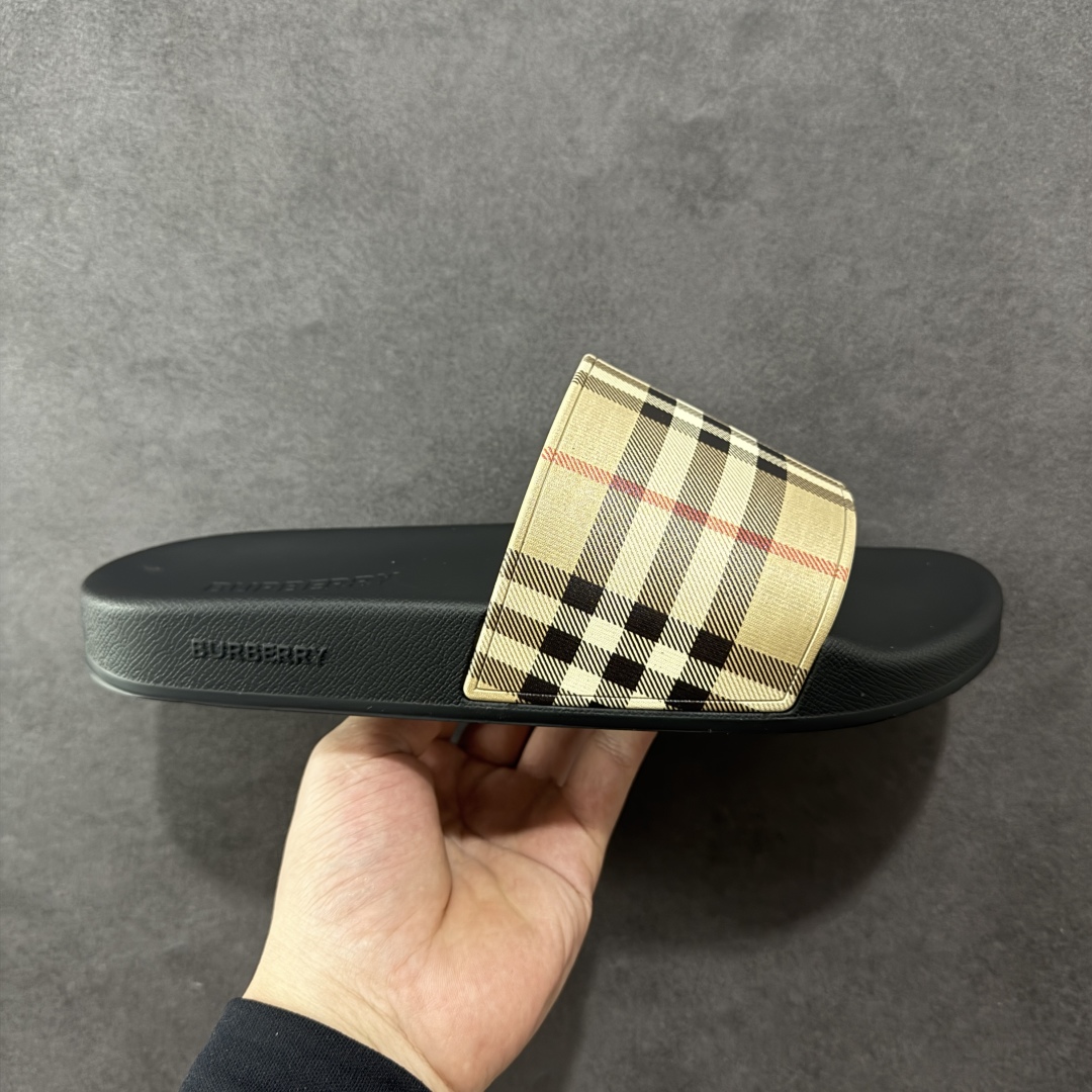 【莞产纯原】BBR巴宝莉经典拖鞋 整体的设计依然是沿用bbr经典格纹 从颜值上来说我觉得还是挺高 另外脚背的材质也是很软的,拖鞋底页不是特别硬胶的材质 舒适度很好 无论是出街压马路或者是出去拿个外卖都是特别轻盈方便 yb拖鞋背带面材质选用进口特定tpu材质 表面会呈现一粒一粒的间隙穿插粒面 大货实际还原真实写照 另外就是这个格纹是电子建模5D印花打印成型 市面普遍做的格纹偏大偏小不说 色差十分严重 制作工艺严格遵循yb开发 鞋底方面为单独建模开发 鞋底设有入料流道和针孔流道 在整体成型上会比寻常拖鞋复杂很多 鞋身侧面字母是外凸设计 区分市面 同时鞋底字体可以直观对比 整体钢印还原效果依然是完美还原 这个鞋底是有做细沟花纹 而且是一体成型铸造工艺 大货包括鞋底字母钢印等均也是做到同等极致 还原度高达98%以上 尺码:36 37 38 39 40 41 42 43 44 45 46-选品中心