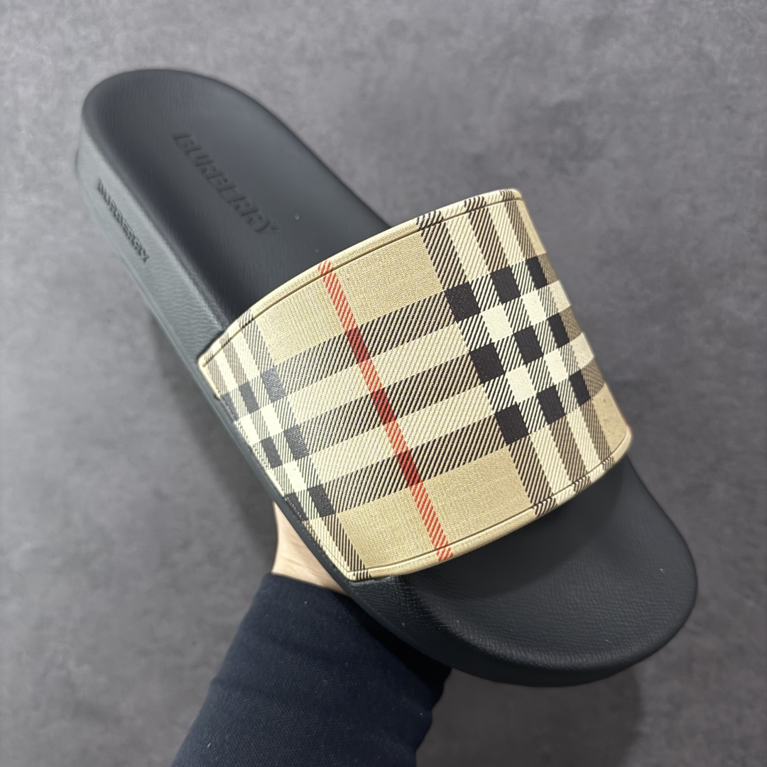 图片[3]-【莞产纯原】BBR巴宝莉经典拖鞋 整体的设计依然是沿用bbr经典格纹 从颜值上来说我觉得还是挺高 另外脚背的材质也是很软的，拖鞋底页不是特别硬胶的材质 舒适度很好 无论是出街压马路或者是出去拿个外卖都是特别轻盈方便 yb拖鞋背带面材质选用进口特定tpu材质 表面会呈现一粒一粒的间隙穿插粒面 大货实际还原真实写照 另外就是这个格纹是电子建模5D印花打印成型 市面普遍做的格纹偏大偏小不说 色差十分严重 制作工艺严格遵循yb开发 鞋底方面为单独建模开发 鞋底设有入料流道和针孔流道 在整体成型上会比寻常拖鞋复杂很多 鞋身侧面字母是外凸设计 区分市面 同时鞋底字体可以直观对比 整体钢印还原效果依然是完美还原 这个鞋底是有做细沟花纹 而且是一体成型铸造工艺 大货包括鞋底字母钢印等均也是做到同等极致 还原度高达98%以上 尺码：36 37 38 39 40 41 42 43 44 45 46-选品中心