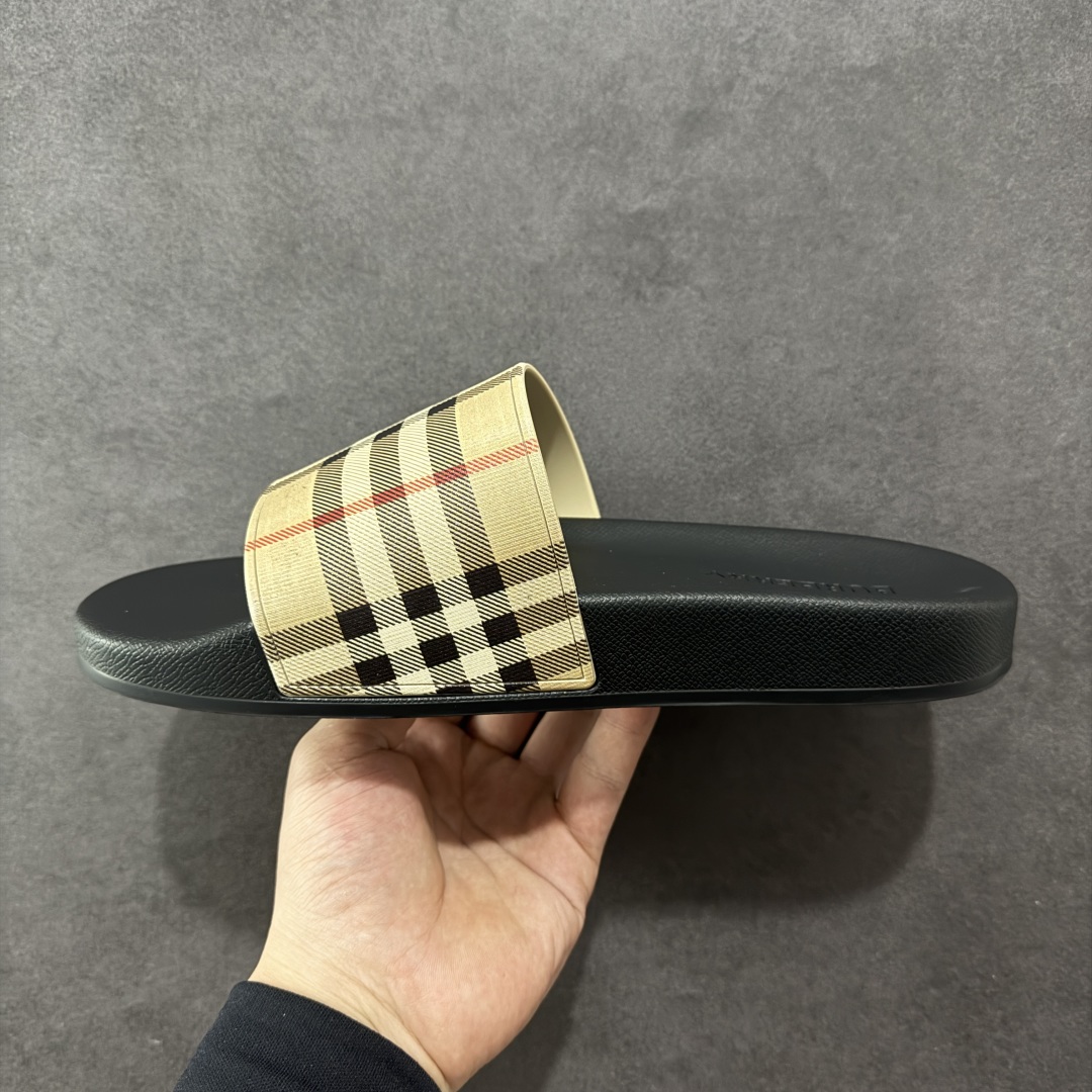 图片[2]-【莞产纯原】BBR巴宝莉经典拖鞋 整体的设计依然是沿用bbr经典格纹 从颜值上来说我觉得还是挺高 另外脚背的材质也是很软的，拖鞋底页不是特别硬胶的材质 舒适度很好 无论是出街压马路或者是出去拿个外卖都是特别轻盈方便 yb拖鞋背带面材质选用进口特定tpu材质 表面会呈现一粒一粒的间隙穿插粒面 大货实际还原真实写照 另外就是这个格纹是电子建模5D印花打印成型 市面普遍做的格纹偏大偏小不说 色差十分严重 制作工艺严格遵循yb开发 鞋底方面为单独建模开发 鞋底设有入料流道和针孔流道 在整体成型上会比寻常拖鞋复杂很多 鞋身侧面字母是外凸设计 区分市面 同时鞋底字体可以直观对比 整体钢印还原效果依然是完美还原 这个鞋底是有做细沟花纹 而且是一体成型铸造工艺 大货包括鞋底字母钢印等均也是做到同等极致 还原度高达98%以上 尺码：36 37 38 39 40 41 42 43 44 45 46-选品中心