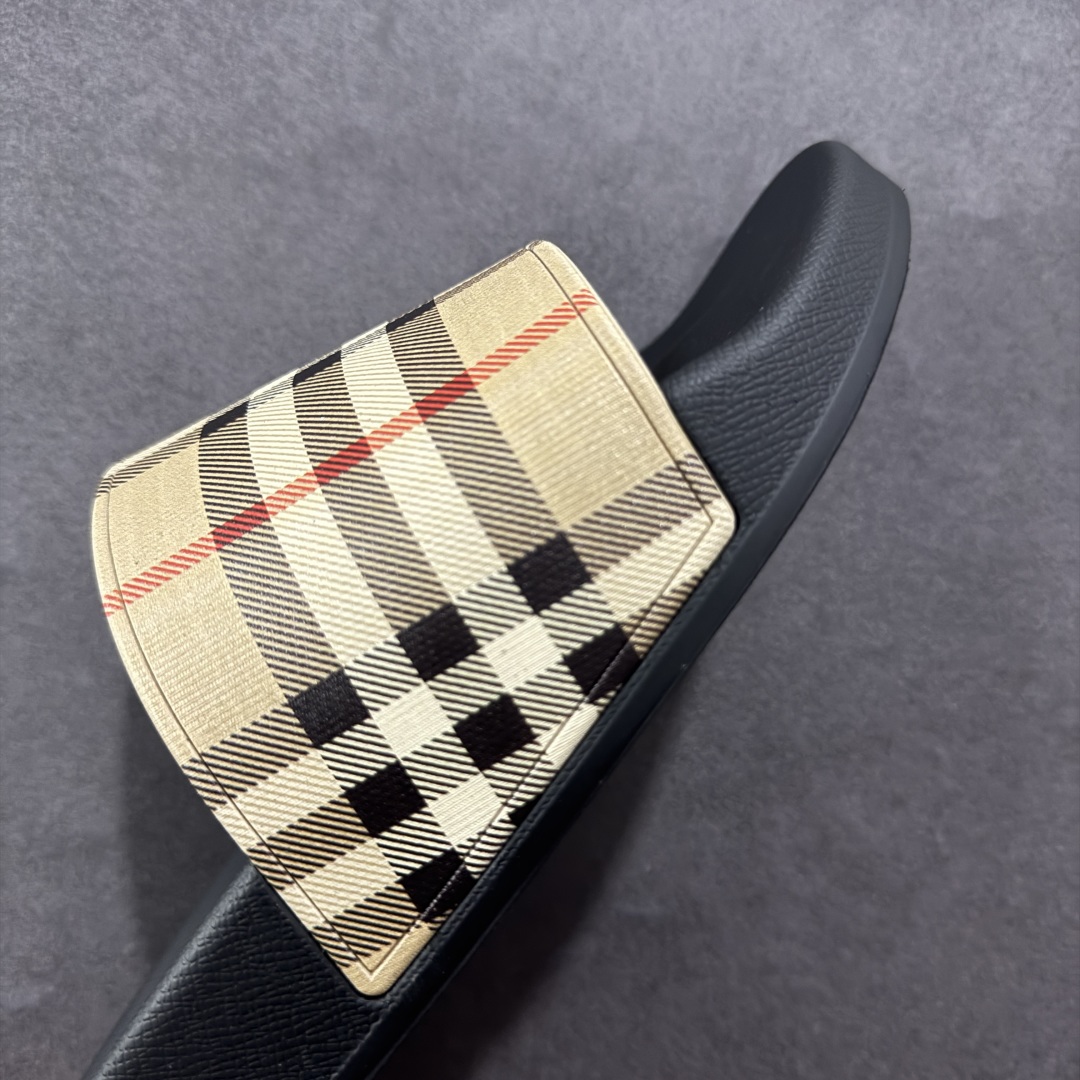 图片[5]-【莞产纯原】BBR巴宝莉经典拖鞋 整体的设计依然是沿用bbr经典格纹 从颜值上来说我觉得还是挺高 另外脚背的材质也是很软的，拖鞋底页不是特别硬胶的材质 舒适度很好 无论是出街压马路或者是出去拿个外卖都是特别轻盈方便 yb拖鞋背带面材质选用进口特定tpu材质 表面会呈现一粒一粒的间隙穿插粒面 大货实际还原真实写照 另外就是这个格纹是电子建模5D印花打印成型 市面普遍做的格纹偏大偏小不说 色差十分严重 制作工艺严格遵循yb开发 鞋底方面为单独建模开发 鞋底设有入料流道和针孔流道 在整体成型上会比寻常拖鞋复杂很多 鞋身侧面字母是外凸设计 区分市面 同时鞋底字体可以直观对比 整体钢印还原效果依然是完美还原 这个鞋底是有做细沟花纹 而且是一体成型铸造工艺 大货包括鞋底字母钢印等均也是做到同等极致 还原度高达98%以上 尺码：36 37 38 39 40 41 42 43 44 45 46-选品中心