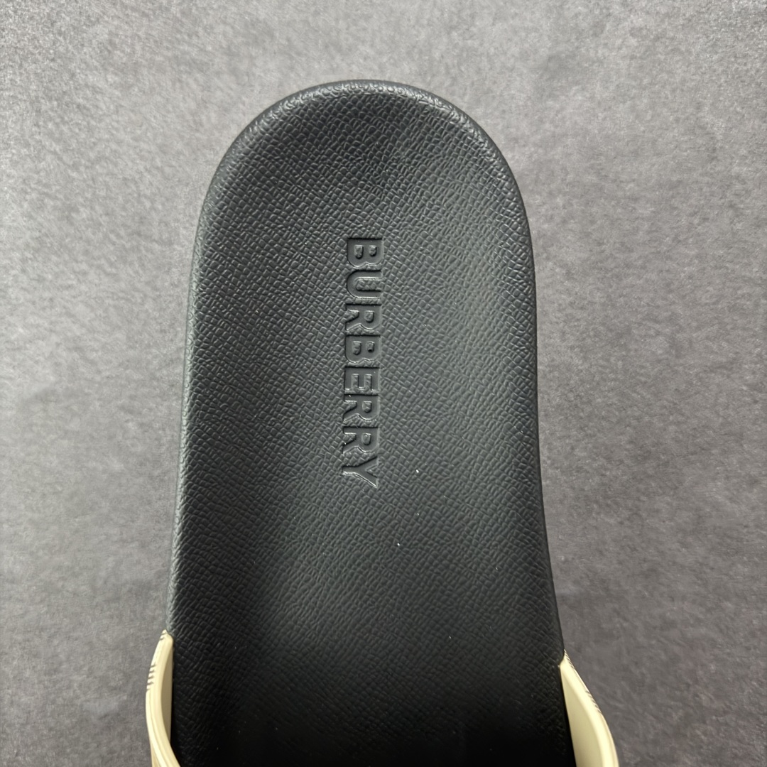 图片[7]-【莞产纯原】BBR巴宝莉经典拖鞋 整体的设计依然是沿用bbr经典格纹 从颜值上来说我觉得还是挺高 另外脚背的材质也是很软的，拖鞋底页不是特别硬胶的材质 舒适度很好 无论是出街压马路或者是出去拿个外卖都是特别轻盈方便 yb拖鞋背带面材质选用进口特定tpu材质 表面会呈现一粒一粒的间隙穿插粒面 大货实际还原真实写照 另外就是这个格纹是电子建模5D印花打印成型 市面普遍做的格纹偏大偏小不说 色差十分严重 制作工艺严格遵循yb开发 鞋底方面为单独建模开发 鞋底设有入料流道和针孔流道 在整体成型上会比寻常拖鞋复杂很多 鞋身侧面字母是外凸设计 区分市面 同时鞋底字体可以直观对比 整体钢印还原效果依然是完美还原 这个鞋底是有做细沟花纹 而且是一体成型铸造工艺 大货包括鞋底字母钢印等均也是做到同等极致 还原度高达98%以上 尺码：36 37 38 39 40 41 42 43 44 45 46-选品中心