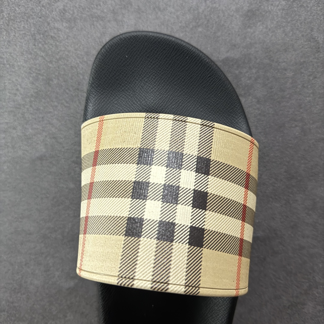 图片[8]-【莞产纯原】BBR巴宝莉经典拖鞋 整体的设计依然是沿用bbr经典格纹 从颜值上来说我觉得还是挺高 另外脚背的材质也是很软的，拖鞋底页不是特别硬胶的材质 舒适度很好 无论是出街压马路或者是出去拿个外卖都是特别轻盈方便 yb拖鞋背带面材质选用进口特定tpu材质 表面会呈现一粒一粒的间隙穿插粒面 大货实际还原真实写照 另外就是这个格纹是电子建模5D印花打印成型 市面普遍做的格纹偏大偏小不说 色差十分严重 制作工艺严格遵循yb开发 鞋底方面为单独建模开发 鞋底设有入料流道和针孔流道 在整体成型上会比寻常拖鞋复杂很多 鞋身侧面字母是外凸设计 区分市面 同时鞋底字体可以直观对比 整体钢印还原效果依然是完美还原 这个鞋底是有做细沟花纹 而且是一体成型铸造工艺 大货包括鞋底字母钢印等均也是做到同等极致 还原度高达98%以上 尺码：36 37 38 39 40 41 42 43 44 45 46-选品中心