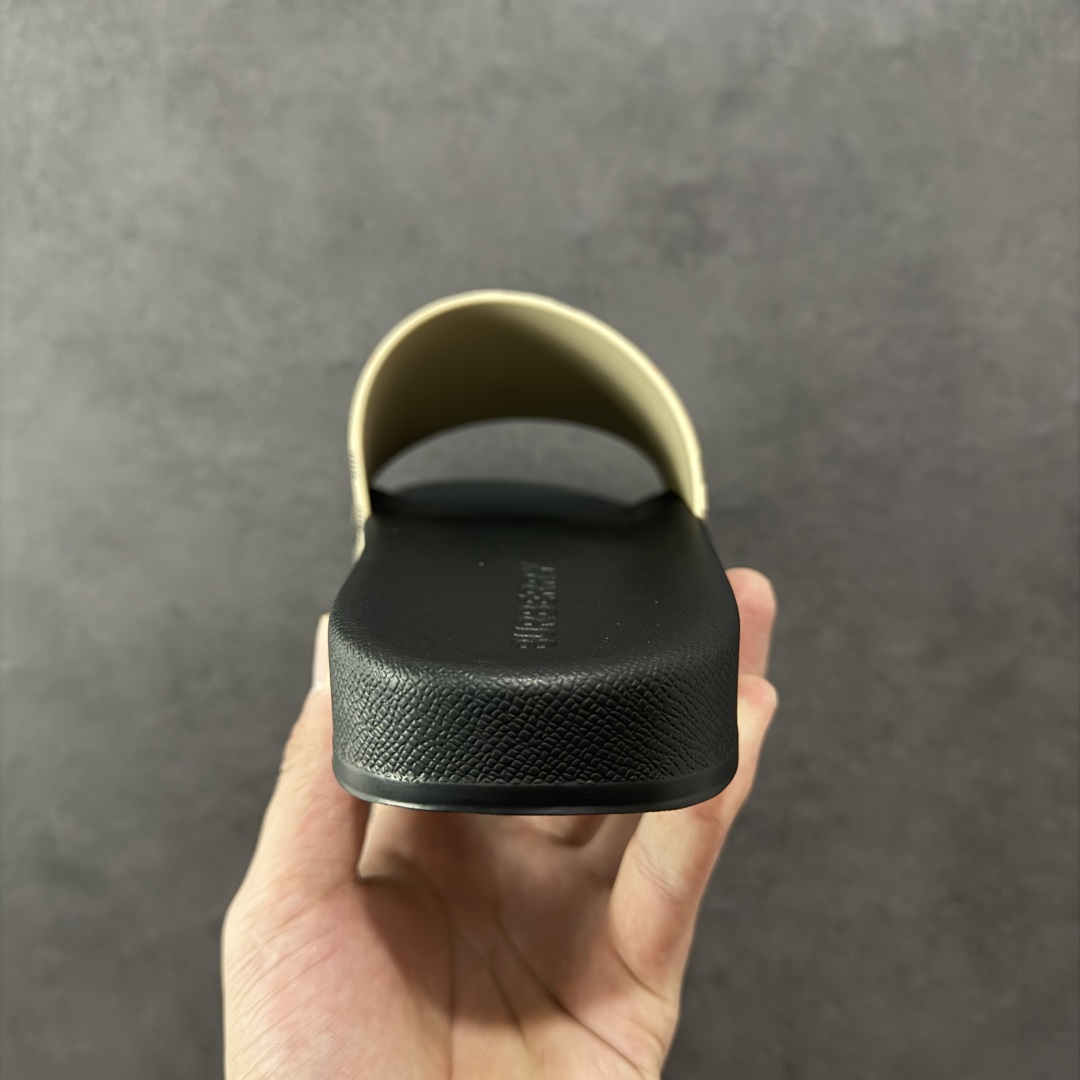 图片[4]-【莞产纯原】BBR巴宝莉经典拖鞋 整体的设计依然是沿用bbr经典格纹 从颜值上来说我觉得还是挺高 另外脚背的材质也是很软的，拖鞋底页不是特别硬胶的材质 舒适度很好 无论是出街压马路或者是出去拿个外卖都是特别轻盈方便 yb拖鞋背带面材质选用进口特定tpu材质 表面会呈现一粒一粒的间隙穿插粒面 大货实际还原真实写照 另外就是这个格纹是电子建模5D印花打印成型 市面普遍做的格纹偏大偏小不说 色差十分严重 制作工艺严格遵循yb开发 鞋底方面为单独建模开发 鞋底设有入料流道和针孔流道 在整体成型上会比寻常拖鞋复杂很多 鞋身侧面字母是外凸设计 区分市面 同时鞋底字体可以直观对比 整体钢印还原效果依然是完美还原 这个鞋底是有做细沟花纹 而且是一体成型铸造工艺 大货包括鞋底字母钢印等均也是做到同等极致 还原度高达98%以上 尺码：36 37 38 39 40 41 42 43 44 45 46-选品中心