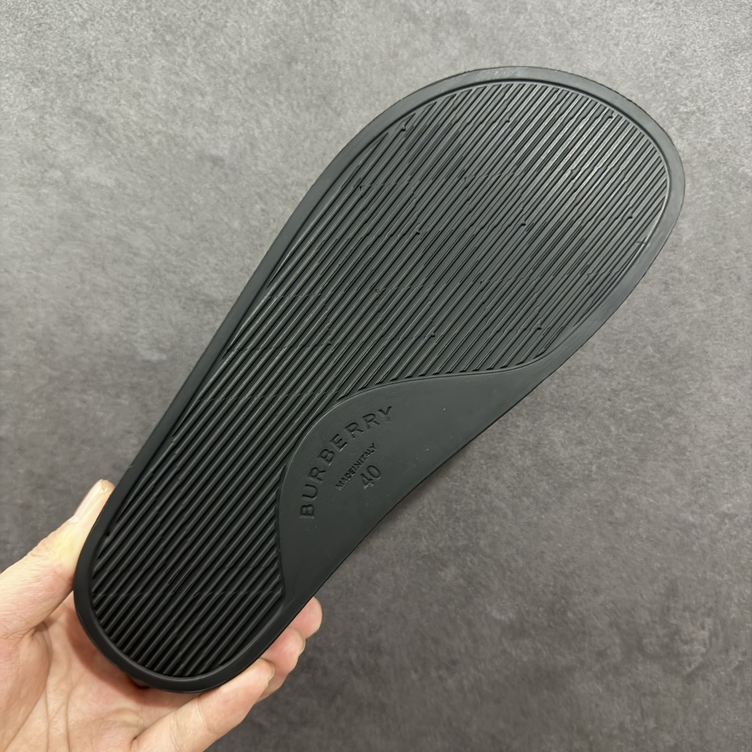 图片[9]-【莞产纯原】BBR巴宝莉经典拖鞋 整体的设计依然是沿用bbr经典格纹 从颜值上来说我觉得还是挺高 另外脚背的材质也是很软的，拖鞋底页不是特别硬胶的材质 舒适度很好 无论是出街压马路或者是出去拿个外卖都是特别轻盈方便 yb拖鞋背带面材质选用进口特定tpu材质 表面会呈现一粒一粒的间隙穿插粒面 大货实际还原真实写照 另外就是这个格纹是电子建模5D印花打印成型 市面普遍做的格纹偏大偏小不说 色差十分严重 制作工艺严格遵循yb开发 鞋底方面为单独建模开发 鞋底设有入料流道和针孔流道 在整体成型上会比寻常拖鞋复杂很多 鞋身侧面字母是外凸设计 区分市面 同时鞋底字体可以直观对比 整体钢印还原效果依然是完美还原 这个鞋底是有做细沟花纹 而且是一体成型铸造工艺 大货包括鞋底字母钢印等均也是做到同等极致 还原度高达98%以上 尺码：36 37 38 39 40 41 42 43 44 45 46-选品中心