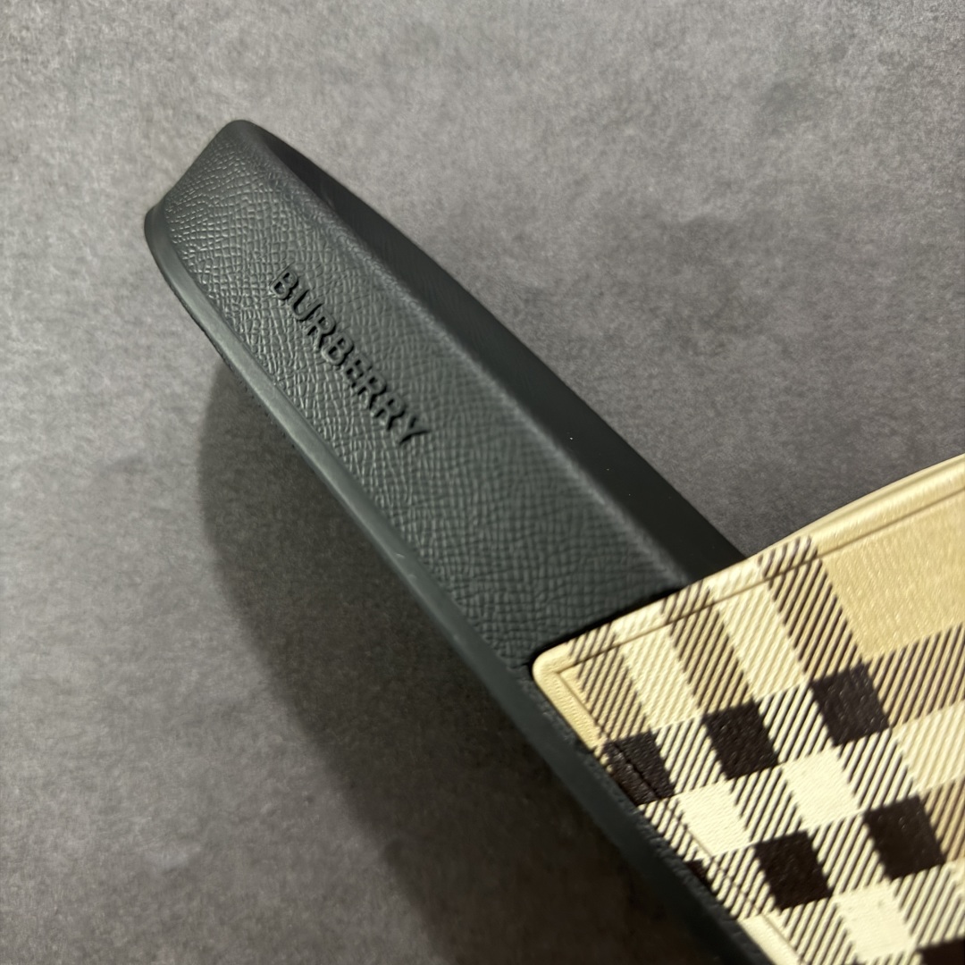 图片[6]-【莞产纯原】BBR巴宝莉经典拖鞋 整体的设计依然是沿用bbr经典格纹 从颜值上来说我觉得还是挺高 另外脚背的材质也是很软的，拖鞋底页不是特别硬胶的材质 舒适度很好 无论是出街压马路或者是出去拿个外卖都是特别轻盈方便 yb拖鞋背带面材质选用进口特定tpu材质 表面会呈现一粒一粒的间隙穿插粒面 大货实际还原真实写照 另外就是这个格纹是电子建模5D印花打印成型 市面普遍做的格纹偏大偏小不说 色差十分严重 制作工艺严格遵循yb开发 鞋底方面为单独建模开发 鞋底设有入料流道和针孔流道 在整体成型上会比寻常拖鞋复杂很多 鞋身侧面字母是外凸设计 区分市面 同时鞋底字体可以直观对比 整体钢印还原效果依然是完美还原 这个鞋底是有做细沟花纹 而且是一体成型铸造工艺 大货包括鞋底字母钢印等均也是做到同等极致 还原度高达98%以上 尺码：36 37 38 39 40 41 42 43 44 45 46-选品中心