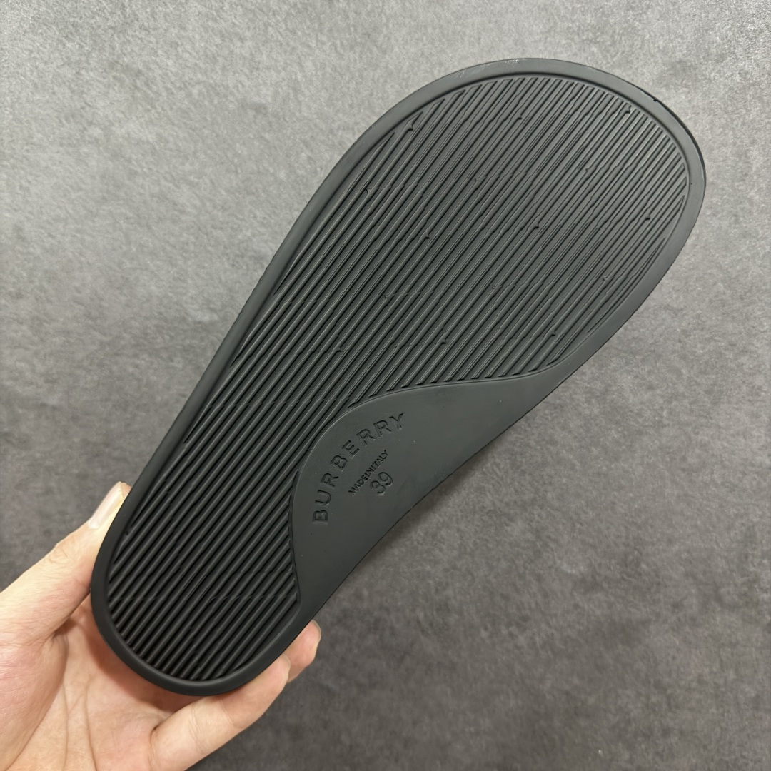 图片[9]-【莞产纯原】BBR巴宝莉经典拖鞋 整体的设计依然是沿用bbr经典格纹 从颜值上来说我觉得还是挺高 另外脚背的材质也是很软的，拖鞋底页不是特别硬胶的材质 舒适度很好 无论是出街压马路或者是出去拿个外卖都是特别轻盈方便 yb拖鞋背带面材质选用进口特定tpu材质 表面会呈现一粒一粒的间隙穿插粒面 大货实际还原真实写照 另外就是这个格纹是电子建模5D印花打印成型 市面普遍做的格纹偏大偏小不说 色差十分严重 制作工艺严格遵循yb开发 鞋底方面为单独建模开发 鞋底设有入料流道和针孔流道 在整体成型上会比寻常拖鞋复杂很多 鞋身侧面字母是外凸设计 区分市面 同时鞋底字体可以直观对比 整体钢印还原效果依然是完美还原 这个鞋底是有做细沟花纹 而且是一体成型铸造工艺 大货包括鞋底字母钢印等均也是做到同等极致 还原度高达98%以上 尺码：36 37 38 39 40 41 42 43 44 45 46-选品中心