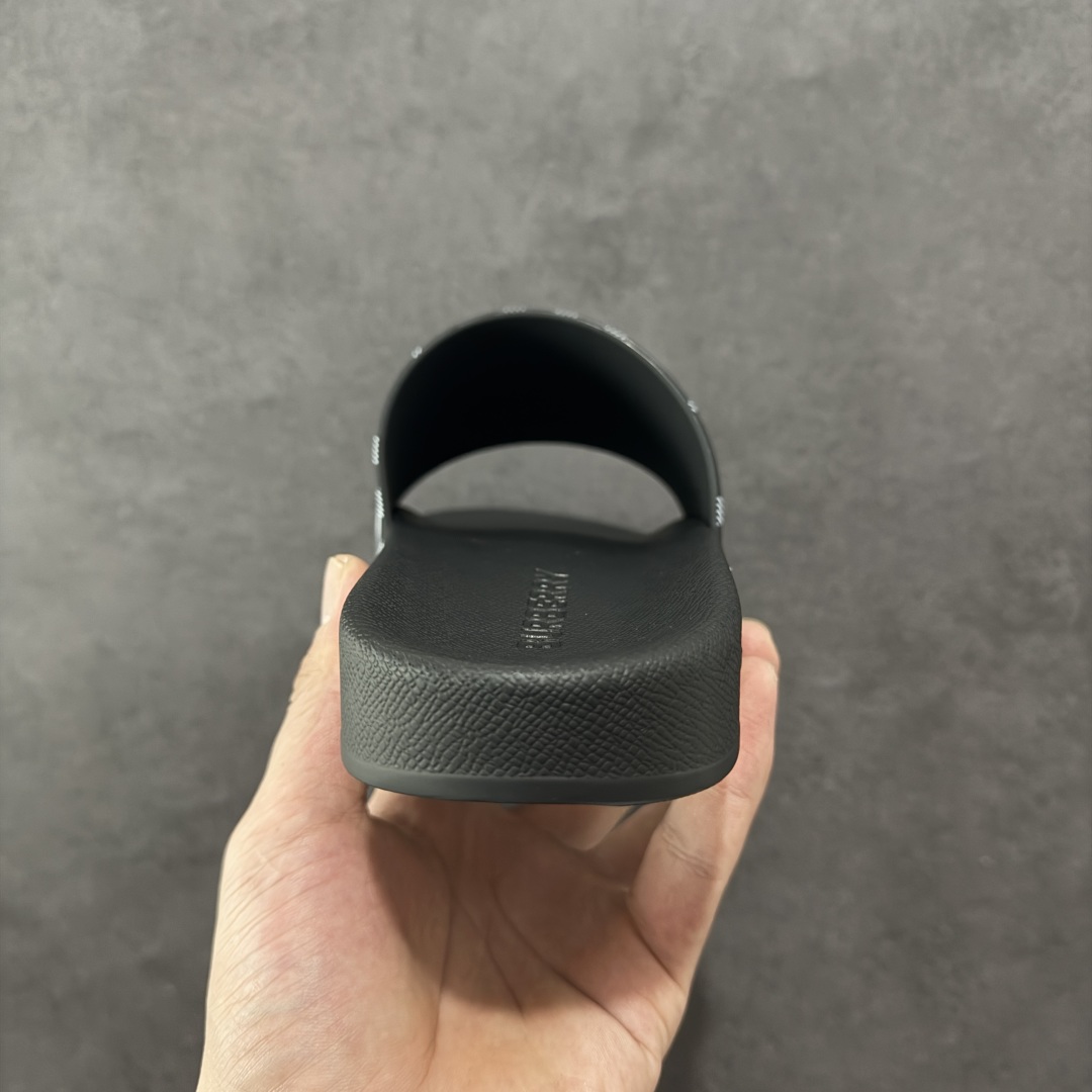 图片[4]-【莞产纯原】BBR巴宝莉经典拖鞋 整体的设计依然是沿用bbr经典格纹 从颜值上来说我觉得还是挺高 另外脚背的材质也是很软的，拖鞋底页不是特别硬胶的材质 舒适度很好 无论是出街压马路或者是出去拿个外卖都是特别轻盈方便 yb拖鞋背带面材质选用进口特定tpu材质 表面会呈现一粒一粒的间隙穿插粒面 大货实际还原真实写照 另外就是这个格纹是电子建模5D印花打印成型 市面普遍做的格纹偏大偏小不说 色差十分严重 制作工艺严格遵循yb开发 鞋底方面为单独建模开发 鞋底设有入料流道和针孔流道 在整体成型上会比寻常拖鞋复杂很多 鞋身侧面字母是外凸设计 区分市面 同时鞋底字体可以直观对比 整体钢印还原效果依然是完美还原 这个鞋底是有做细沟花纹 而且是一体成型铸造工艺 大货包括鞋底字母钢印等均也是做到同等极致 还原度高达98%以上 尺码：36 37 38 39 40 41 42 43 44 45 46-选品中心