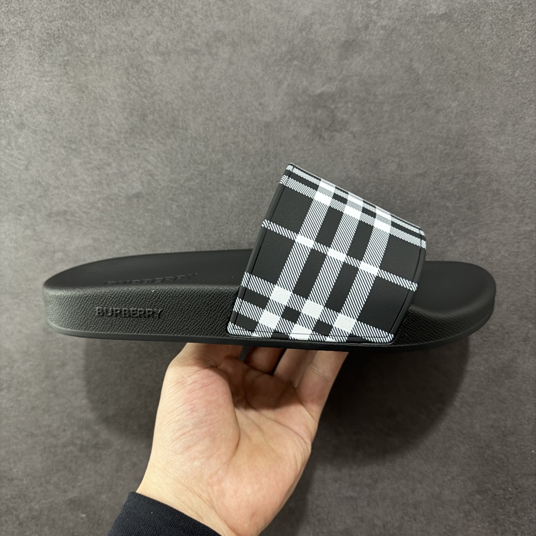 【莞产纯原】BBR巴宝莉经典拖鞋 整体的设计依然是沿用bbr经典格纹 从颜值上来说我觉得还是挺高 另外脚背的材质也是很软的，拖鞋底页不是特别硬胶的材质 舒适度很好 无论是出街压马路或者是出去拿个外卖都是特别轻盈方便 yb拖鞋背带面材质选用进口特定tpu材质 表面会呈现一粒一粒的间隙穿插粒面 大货实际还原真实写照 另外就是这个格纹是电子建模5D印花打印成型 市面普遍做的格纹偏大偏小不说 色差十分严重 制作工艺严格遵循yb开发 鞋底方面为单独建模开发 鞋底设有入料流道和针孔流道 在整体成型上会比寻常拖鞋复杂很多 鞋身侧面字母是外凸设计 区分市面 同时鞋底字体可以直观对比 整体钢印还原效果依然是完美还原 这个鞋底是有做细沟花纹 而且是一体成型铸造工艺 大货包括鞋底字母钢印等均也是做到同等极致 还原度高达98%以上 尺码：36 37 38 39 40 41 42 43 44 45 46-选品中心