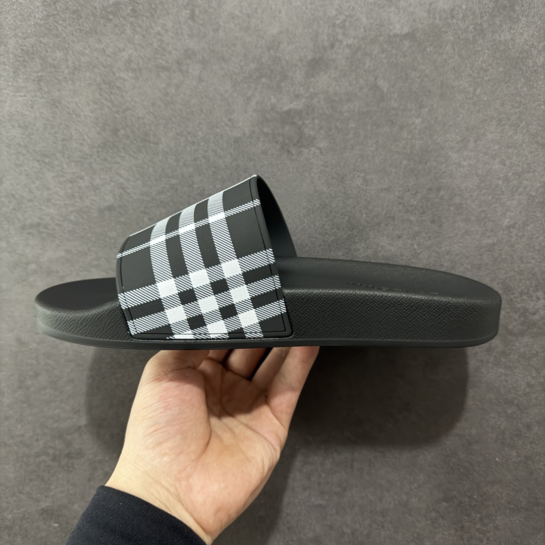 图片[2]-【莞产纯原】BBR巴宝莉经典拖鞋 整体的设计依然是沿用bbr经典格纹 从颜值上来说我觉得还是挺高 另外脚背的材质也是很软的，拖鞋底页不是特别硬胶的材质 舒适度很好 无论是出街压马路或者是出去拿个外卖都是特别轻盈方便 yb拖鞋背带面材质选用进口特定tpu材质 表面会呈现一粒一粒的间隙穿插粒面 大货实际还原真实写照 另外就是这个格纹是电子建模5D印花打印成型 市面普遍做的格纹偏大偏小不说 色差十分严重 制作工艺严格遵循yb开发 鞋底方面为单独建模开发 鞋底设有入料流道和针孔流道 在整体成型上会比寻常拖鞋复杂很多 鞋身侧面字母是外凸设计 区分市面 同时鞋底字体可以直观对比 整体钢印还原效果依然是完美还原 这个鞋底是有做细沟花纹 而且是一体成型铸造工艺 大货包括鞋底字母钢印等均也是做到同等极致 还原度高达98%以上 尺码：36 37 38 39 40 41 42 43 44 45 46-选品中心