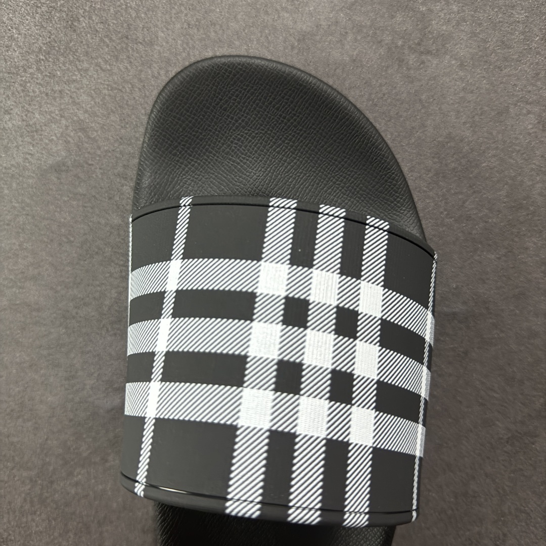 图片[8]-【莞产纯原】BBR巴宝莉经典拖鞋 整体的设计依然是沿用bbr经典格纹 从颜值上来说我觉得还是挺高 另外脚背的材质也是很软的，拖鞋底页不是特别硬胶的材质 舒适度很好 无论是出街压马路或者是出去拿个外卖都是特别轻盈方便 yb拖鞋背带面材质选用进口特定tpu材质 表面会呈现一粒一粒的间隙穿插粒面 大货实际还原真实写照 另外就是这个格纹是电子建模5D印花打印成型 市面普遍做的格纹偏大偏小不说 色差十分严重 制作工艺严格遵循yb开发 鞋底方面为单独建模开发 鞋底设有入料流道和针孔流道 在整体成型上会比寻常拖鞋复杂很多 鞋身侧面字母是外凸设计 区分市面 同时鞋底字体可以直观对比 整体钢印还原效果依然是完美还原 这个鞋底是有做细沟花纹 而且是一体成型铸造工艺 大货包括鞋底字母钢印等均也是做到同等极致 还原度高达98%以上 尺码：36 37 38 39 40 41 42 43 44 45 46-选品中心