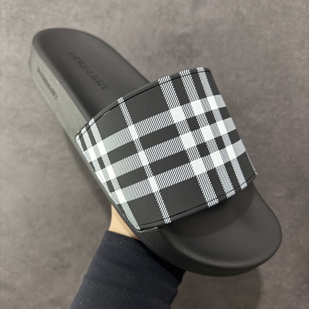 图片[3]-【莞产纯原】BBR巴宝莉经典拖鞋 整体的设计依然是沿用bbr经典格纹 从颜值上来说我觉得还是挺高 另外脚背的材质也是很软的，拖鞋底页不是特别硬胶的材质 舒适度很好 无论是出街压马路或者是出去拿个外卖都是特别轻盈方便 yb拖鞋背带面材质选用进口特定tpu材质 表面会呈现一粒一粒的间隙穿插粒面 大货实际还原真实写照 另外就是这个格纹是电子建模5D印花打印成型 市面普遍做的格纹偏大偏小不说 色差十分严重 制作工艺严格遵循yb开发 鞋底方面为单独建模开发 鞋底设有入料流道和针孔流道 在整体成型上会比寻常拖鞋复杂很多 鞋身侧面字母是外凸设计 区分市面 同时鞋底字体可以直观对比 整体钢印还原效果依然是完美还原 这个鞋底是有做细沟花纹 而且是一体成型铸造工艺 大货包括鞋底字母钢印等均也是做到同等极致 还原度高达98%以上 尺码：36 37 38 39 40 41 42 43 44 45 46-选品中心