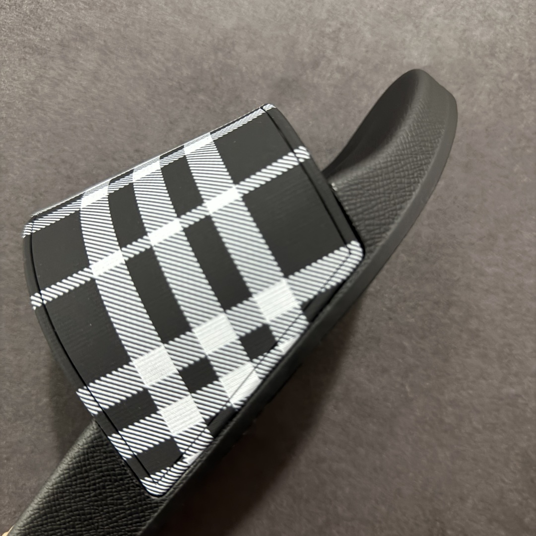 图片[5]-【莞产纯原】BBR巴宝莉经典拖鞋 整体的设计依然是沿用bbr经典格纹 从颜值上来说我觉得还是挺高 另外脚背的材质也是很软的，拖鞋底页不是特别硬胶的材质 舒适度很好 无论是出街压马路或者是出去拿个外卖都是特别轻盈方便 yb拖鞋背带面材质选用进口特定tpu材质 表面会呈现一粒一粒的间隙穿插粒面 大货实际还原真实写照 另外就是这个格纹是电子建模5D印花打印成型 市面普遍做的格纹偏大偏小不说 色差十分严重 制作工艺严格遵循yb开发 鞋底方面为单独建模开发 鞋底设有入料流道和针孔流道 在整体成型上会比寻常拖鞋复杂很多 鞋身侧面字母是外凸设计 区分市面 同时鞋底字体可以直观对比 整体钢印还原效果依然是完美还原 这个鞋底是有做细沟花纹 而且是一体成型铸造工艺 大货包括鞋底字母钢印等均也是做到同等极致 还原度高达98%以上 尺码：36 37 38 39 40 41 42 43 44 45 46-选品中心