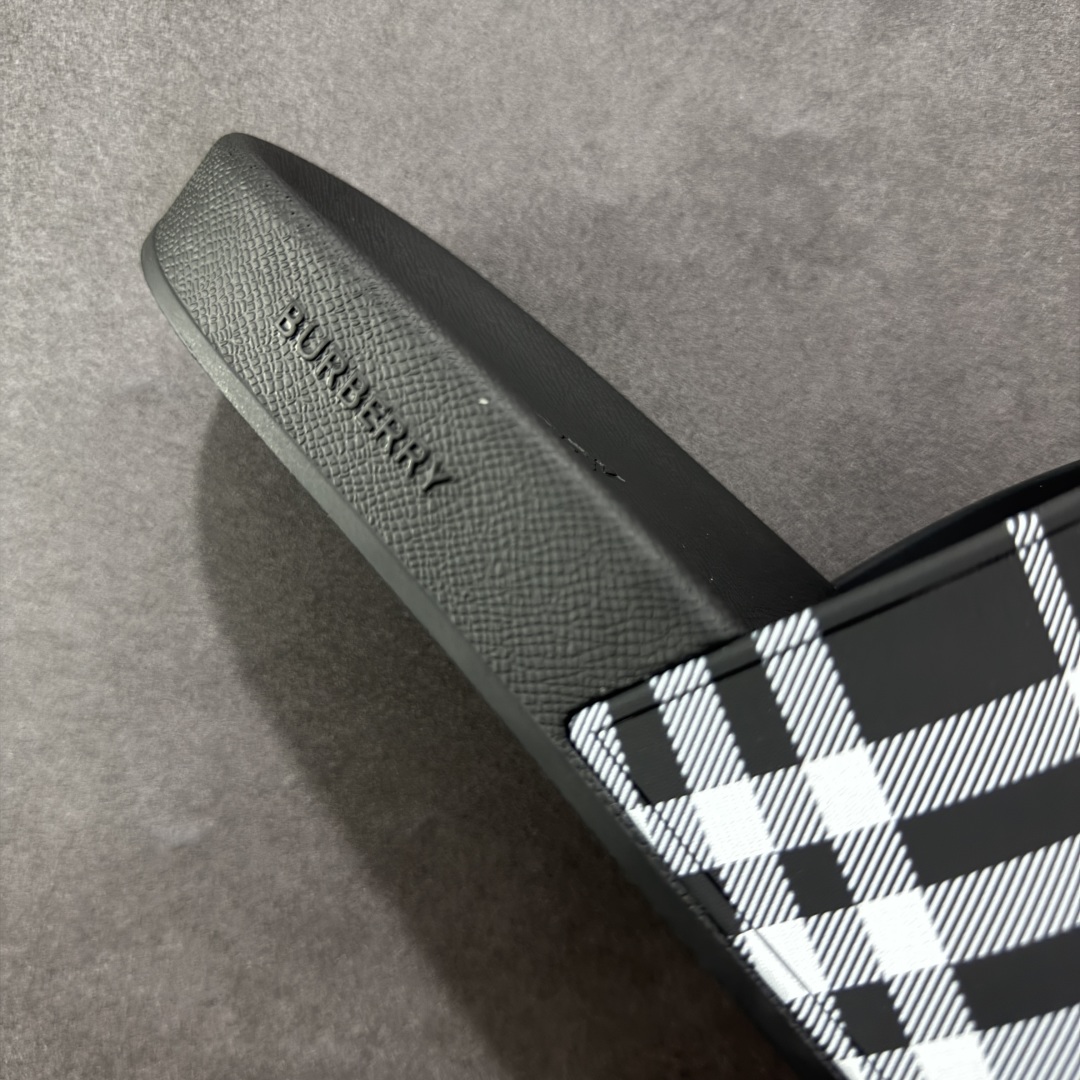 图片[6]-【莞产纯原】BBR巴宝莉经典拖鞋 整体的设计依然是沿用bbr经典格纹 从颜值上来说我觉得还是挺高 另外脚背的材质也是很软的，拖鞋底页不是特别硬胶的材质 舒适度很好 无论是出街压马路或者是出去拿个外卖都是特别轻盈方便 yb拖鞋背带面材质选用进口特定tpu材质 表面会呈现一粒一粒的间隙穿插粒面 大货实际还原真实写照 另外就是这个格纹是电子建模5D印花打印成型 市面普遍做的格纹偏大偏小不说 色差十分严重 制作工艺严格遵循yb开发 鞋底方面为单独建模开发 鞋底设有入料流道和针孔流道 在整体成型上会比寻常拖鞋复杂很多 鞋身侧面字母是外凸设计 区分市面 同时鞋底字体可以直观对比 整体钢印还原效果依然是完美还原 这个鞋底是有做细沟花纹 而且是一体成型铸造工艺 大货包括鞋底字母钢印等均也是做到同等极致 还原度高达98%以上 尺码：36 37 38 39 40 41 42 43 44 45 46-选品中心