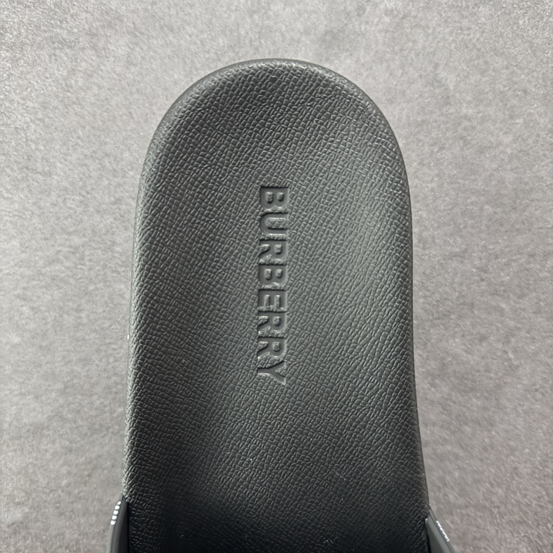 图片[7]-【莞产纯原】BBR巴宝莉经典拖鞋 整体的设计依然是沿用bbr经典格纹 从颜值上来说我觉得还是挺高 另外脚背的材质也是很软的，拖鞋底页不是特别硬胶的材质 舒适度很好 无论是出街压马路或者是出去拿个外卖都是特别轻盈方便 yb拖鞋背带面材质选用进口特定tpu材质 表面会呈现一粒一粒的间隙穿插粒面 大货实际还原真实写照 另外就是这个格纹是电子建模5D印花打印成型 市面普遍做的格纹偏大偏小不说 色差十分严重 制作工艺严格遵循yb开发 鞋底方面为单独建模开发 鞋底设有入料流道和针孔流道 在整体成型上会比寻常拖鞋复杂很多 鞋身侧面字母是外凸设计 区分市面 同时鞋底字体可以直观对比 整体钢印还原效果依然是完美还原 这个鞋底是有做细沟花纹 而且是一体成型铸造工艺 大货包括鞋底字母钢印等均也是做到同等极致 还原度高达98%以上 尺码：36 37 38 39 40 41 42 43 44 45 46-选品中心