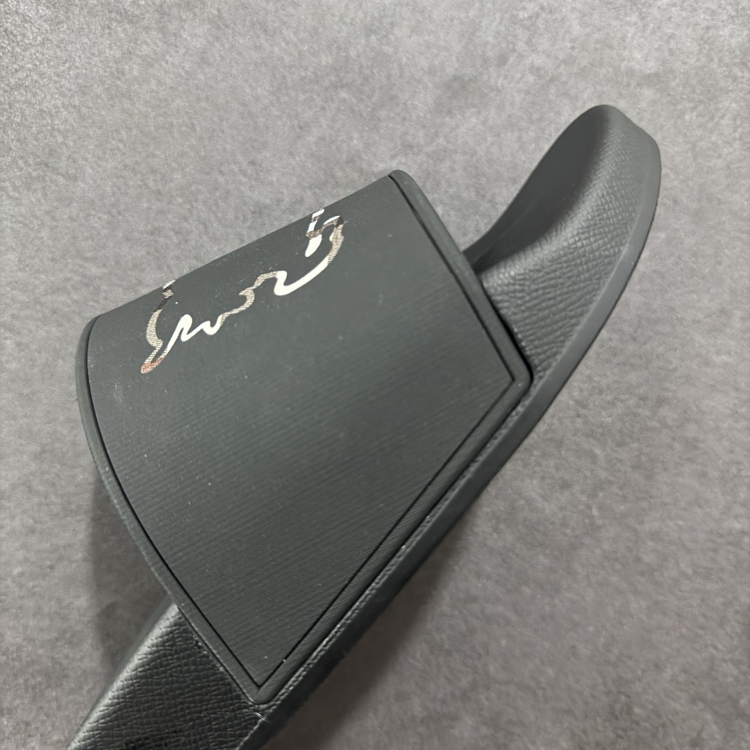 图片[5]-【莞产纯原】BBR巴宝莉经典拖鞋 整体的设计依然是沿用bbr经典格纹 从颜值上来说我觉得还是挺高 另外脚背的材质也是很软的，拖鞋底页不是特别硬胶的材质 舒适度很好 无论是出街压马路或者是出去拿个外卖都是特别轻盈方便 yb拖鞋背带面材质选用进口特定tpu材质 表面会呈现一粒一粒的间隙穿插粒面 大货实际还原真实写照 另外就是这个格纹是电子建模5D印花打印成型 市面普遍做的格纹偏大偏小不说 色差十分严重 制作工艺严格遵循yb开发 鞋底方面为单独建模开发 鞋底设有入料流道和针孔流道 在整体成型上会比寻常拖鞋复杂很多 鞋身侧面字母是外凸设计 区分市面 同时鞋底字体可以直观对比 整体钢印还原效果依然是完美还原 这个鞋底是有做细沟花纹 而且是一体成型铸造工艺 大货包括鞋底字母钢印等均也是做到同等极致 还原度高达98%以上 尺码：36 37 38 39 40 41 42 43 44 45 46-选品中心