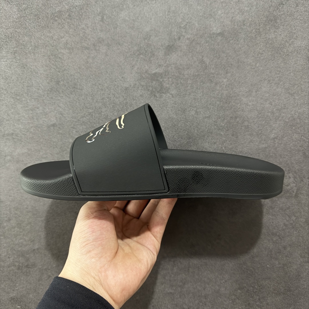 图片[2]-【莞产纯原】BBR巴宝莉经典拖鞋 整体的设计依然是沿用bbr经典格纹 从颜值上来说我觉得还是挺高 另外脚背的材质也是很软的，拖鞋底页不是特别硬胶的材质 舒适度很好 无论是出街压马路或者是出去拿个外卖都是特别轻盈方便 yb拖鞋背带面材质选用进口特定tpu材质 表面会呈现一粒一粒的间隙穿插粒面 大货实际还原真实写照 另外就是这个格纹是电子建模5D印花打印成型 市面普遍做的格纹偏大偏小不说 色差十分严重 制作工艺严格遵循yb开发 鞋底方面为单独建模开发 鞋底设有入料流道和针孔流道 在整体成型上会比寻常拖鞋复杂很多 鞋身侧面字母是外凸设计 区分市面 同时鞋底字体可以直观对比 整体钢印还原效果依然是完美还原 这个鞋底是有做细沟花纹 而且是一体成型铸造工艺 大货包括鞋底字母钢印等均也是做到同等极致 还原度高达98%以上 尺码：36 37 38 39 40 41 42 43 44 45 46-选品中心