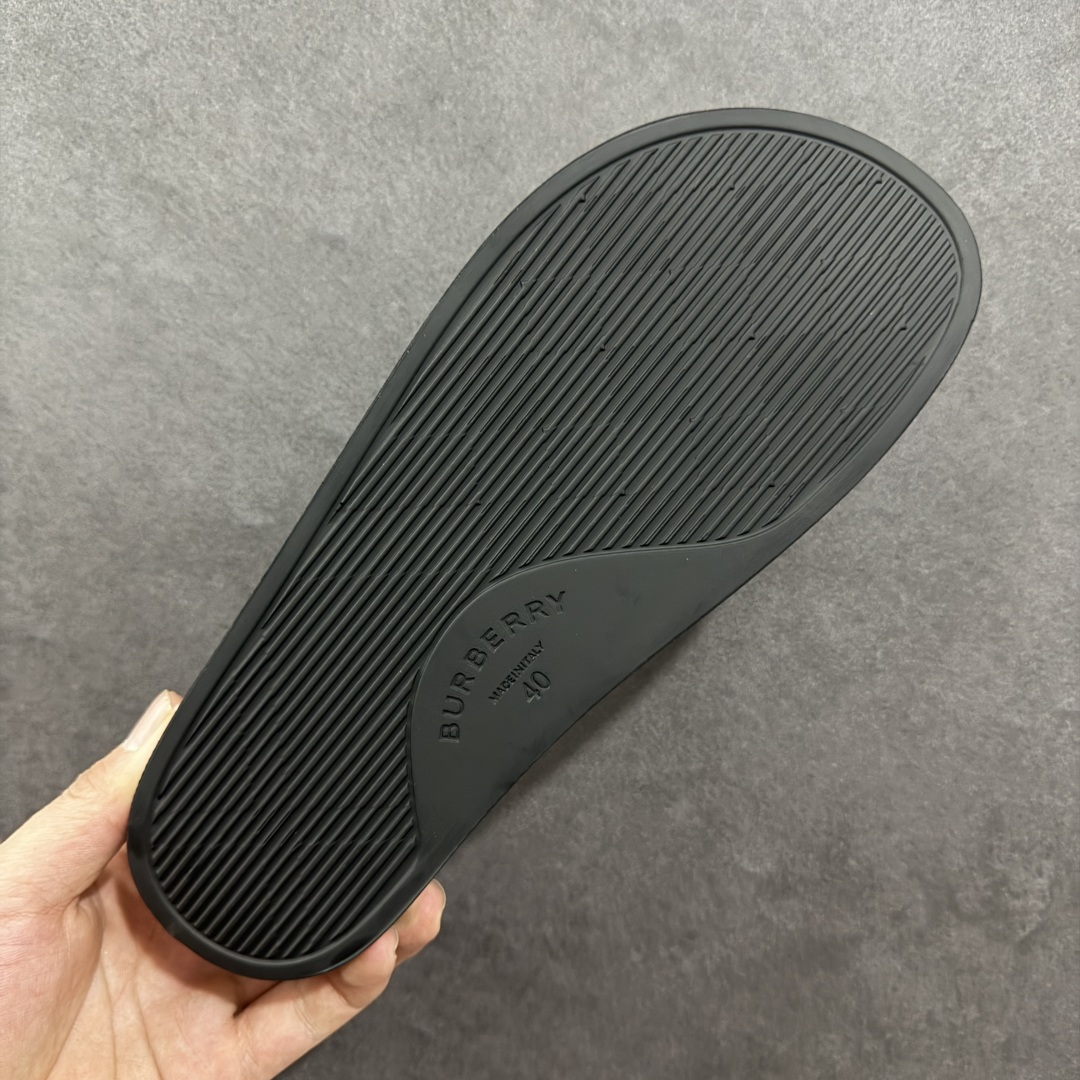 图片[9]-【莞产纯原】BBR巴宝莉经典拖鞋 整体的设计依然是沿用bbr经典格纹 从颜值上来说我觉得还是挺高 另外脚背的材质也是很软的，拖鞋底页不是特别硬胶的材质 舒适度很好 无论是出街压马路或者是出去拿个外卖都是特别轻盈方便 yb拖鞋背带面材质选用进口特定tpu材质 表面会呈现一粒一粒的间隙穿插粒面 大货实际还原真实写照 另外就是这个格纹是电子建模5D印花打印成型 市面普遍做的格纹偏大偏小不说 色差十分严重 制作工艺严格遵循yb开发 鞋底方面为单独建模开发 鞋底设有入料流道和针孔流道 在整体成型上会比寻常拖鞋复杂很多 鞋身侧面字母是外凸设计 区分市面 同时鞋底字体可以直观对比 整体钢印还原效果依然是完美还原 这个鞋底是有做细沟花纹 而且是一体成型铸造工艺 大货包括鞋底字母钢印等均也是做到同等极致 还原度高达98%以上 尺码：36 37 38 39 40 41 42 43 44 45 46-选品中心