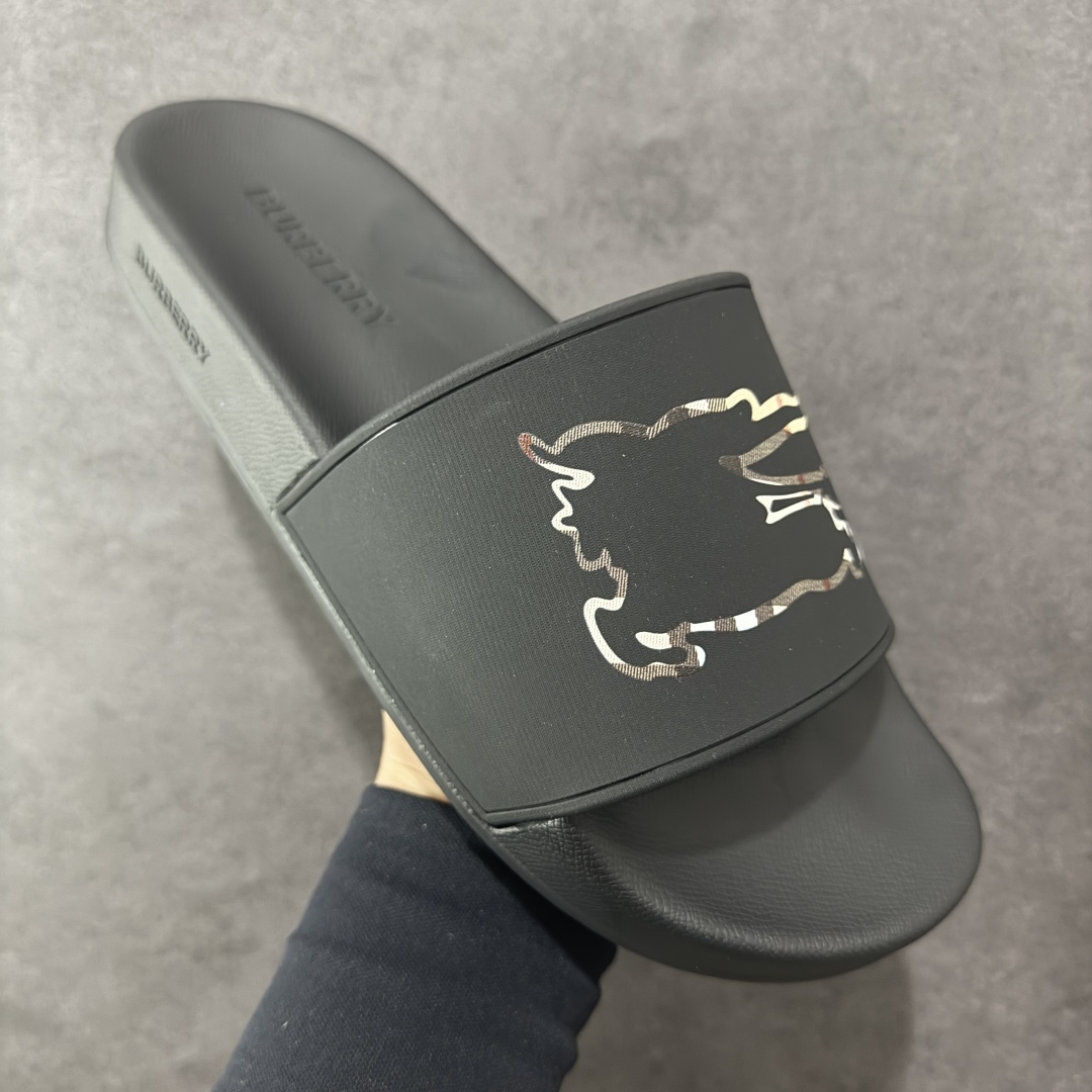 图片[3]-【莞产纯原】BBR巴宝莉经典拖鞋 整体的设计依然是沿用bbr经典格纹 从颜值上来说我觉得还是挺高 另外脚背的材质也是很软的，拖鞋底页不是特别硬胶的材质 舒适度很好 无论是出街压马路或者是出去拿个外卖都是特别轻盈方便 yb拖鞋背带面材质选用进口特定tpu材质 表面会呈现一粒一粒的间隙穿插粒面 大货实际还原真实写照 另外就是这个格纹是电子建模5D印花打印成型 市面普遍做的格纹偏大偏小不说 色差十分严重 制作工艺严格遵循yb开发 鞋底方面为单独建模开发 鞋底设有入料流道和针孔流道 在整体成型上会比寻常拖鞋复杂很多 鞋身侧面字母是外凸设计 区分市面 同时鞋底字体可以直观对比 整体钢印还原效果依然是完美还原 这个鞋底是有做细沟花纹 而且是一体成型铸造工艺 大货包括鞋底字母钢印等均也是做到同等极致 还原度高达98%以上 尺码：36 37 38 39 40 41 42 43 44 45 46-选品中心