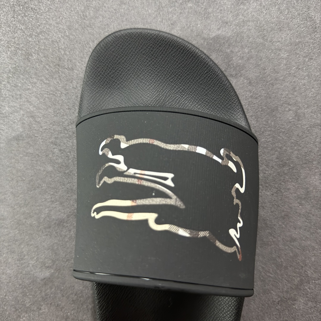 图片[8]-【莞产纯原】BBR巴宝莉经典拖鞋 整体的设计依然是沿用bbr经典格纹 从颜值上来说我觉得还是挺高 另外脚背的材质也是很软的，拖鞋底页不是特别硬胶的材质 舒适度很好 无论是出街压马路或者是出去拿个外卖都是特别轻盈方便 yb拖鞋背带面材质选用进口特定tpu材质 表面会呈现一粒一粒的间隙穿插粒面 大货实际还原真实写照 另外就是这个格纹是电子建模5D印花打印成型 市面普遍做的格纹偏大偏小不说 色差十分严重 制作工艺严格遵循yb开发 鞋底方面为单独建模开发 鞋底设有入料流道和针孔流道 在整体成型上会比寻常拖鞋复杂很多 鞋身侧面字母是外凸设计 区分市面 同时鞋底字体可以直观对比 整体钢印还原效果依然是完美还原 这个鞋底是有做细沟花纹 而且是一体成型铸造工艺 大货包括鞋底字母钢印等均也是做到同等极致 还原度高达98%以上 尺码：36 37 38 39 40 41 42 43 44 45 46-选品中心