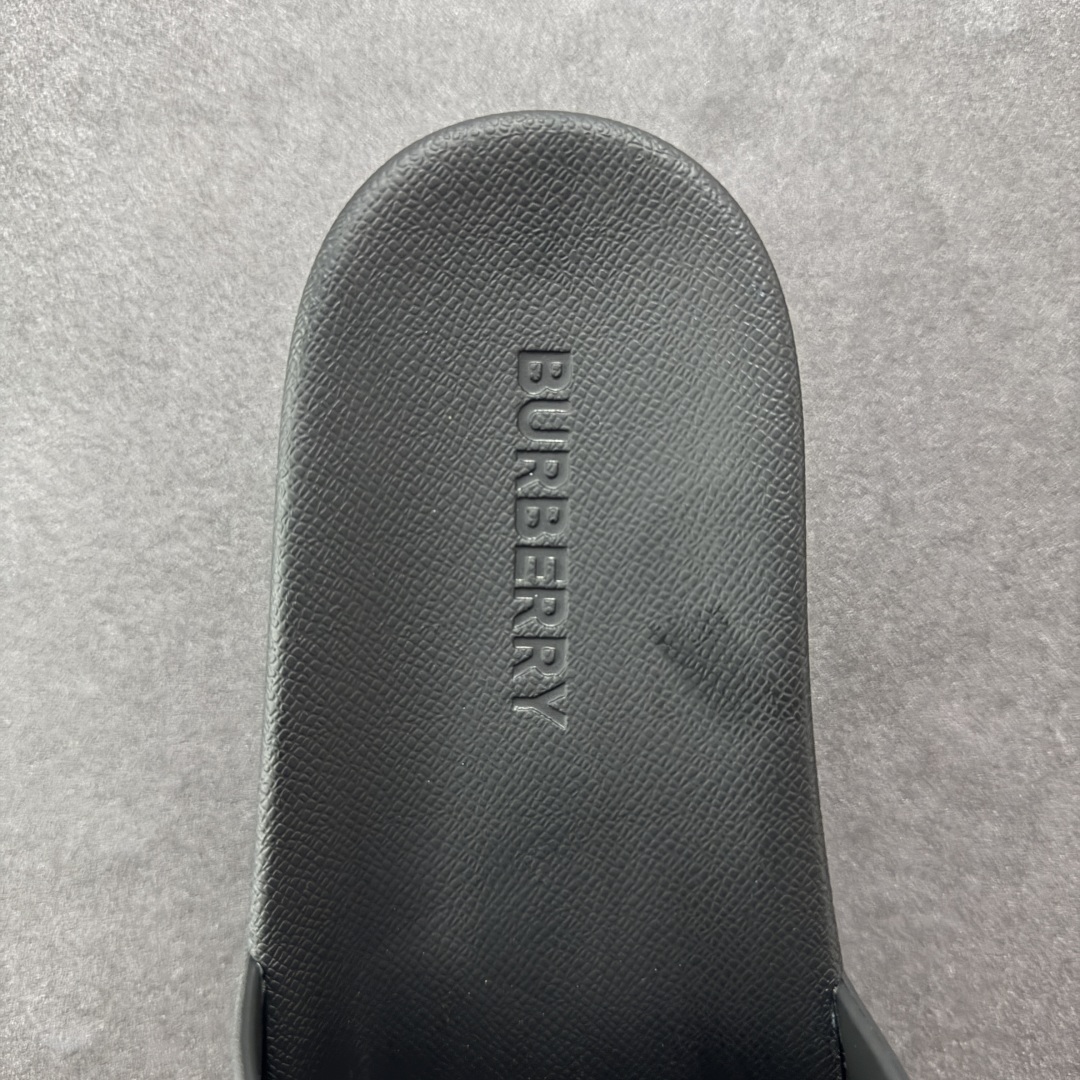 图片[7]-【莞产纯原】BBR巴宝莉经典拖鞋 整体的设计依然是沿用bbr经典格纹 从颜值上来说我觉得还是挺高 另外脚背的材质也是很软的，拖鞋底页不是特别硬胶的材质 舒适度很好 无论是出街压马路或者是出去拿个外卖都是特别轻盈方便 yb拖鞋背带面材质选用进口特定tpu材质 表面会呈现一粒一粒的间隙穿插粒面 大货实际还原真实写照 另外就是这个格纹是电子建模5D印花打印成型 市面普遍做的格纹偏大偏小不说 色差十分严重 制作工艺严格遵循yb开发 鞋底方面为单独建模开发 鞋底设有入料流道和针孔流道 在整体成型上会比寻常拖鞋复杂很多 鞋身侧面字母是外凸设计 区分市面 同时鞋底字体可以直观对比 整体钢印还原效果依然是完美还原 这个鞋底是有做细沟花纹 而且是一体成型铸造工艺 大货包括鞋底字母钢印等均也是做到同等极致 还原度高达98%以上 尺码：36 37 38 39 40 41 42 43 44 45 46-选品中心