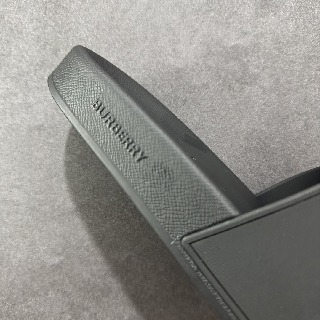 图片[6]-【莞产纯原】BBR巴宝莉经典拖鞋 整体的设计依然是沿用bbr经典格纹 从颜值上来说我觉得还是挺高 另外脚背的材质也是很软的，拖鞋底页不是特别硬胶的材质 舒适度很好 无论是出街压马路或者是出去拿个外卖都是特别轻盈方便 yb拖鞋背带面材质选用进口特定tpu材质 表面会呈现一粒一粒的间隙穿插粒面 大货实际还原真实写照 另外就是这个格纹是电子建模5D印花打印成型 市面普遍做的格纹偏大偏小不说 色差十分严重 制作工艺严格遵循yb开发 鞋底方面为单独建模开发 鞋底设有入料流道和针孔流道 在整体成型上会比寻常拖鞋复杂很多 鞋身侧面字母是外凸设计 区分市面 同时鞋底字体可以直观对比 整体钢印还原效果依然是完美还原 这个鞋底是有做细沟花纹 而且是一体成型铸造工艺 大货包括鞋底字母钢印等均也是做到同等极致 还原度高达98%以上 尺码：36 37 38 39 40 41 42 43 44 45 46-选品中心