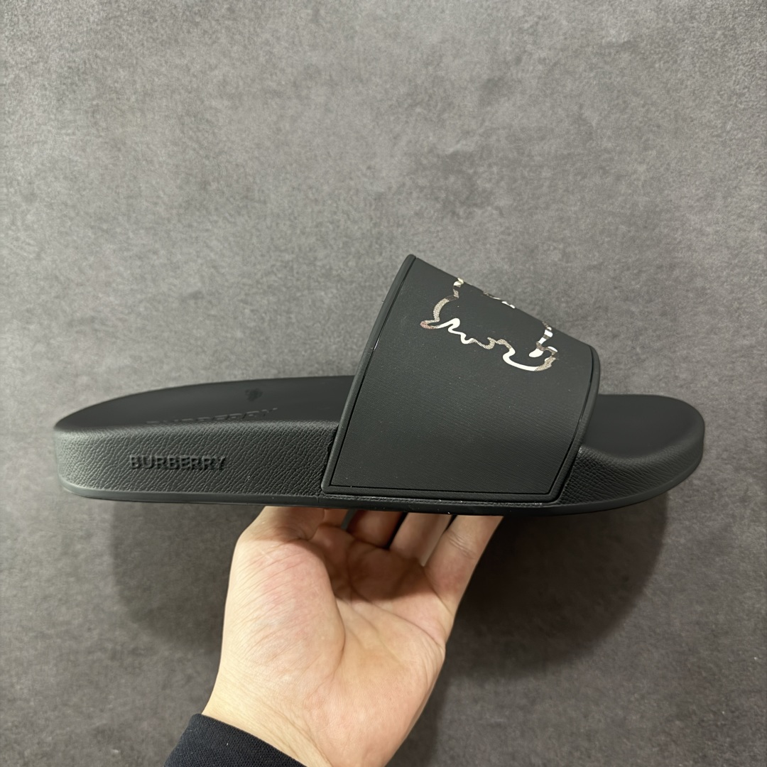 【莞产纯原】BBR巴宝莉经典拖鞋 整体的设计依然是沿用bbr经典格纹 从颜值上来说我觉得还是挺高 另外脚背的材质也是很软的，拖鞋底页不是特别硬胶的材质 舒适度很好 无论是出街压马路或者是出去拿个外卖都是特别轻盈方便 yb拖鞋背带面材质选用进口特定tpu材质 表面会呈现一粒一粒的间隙穿插粒面 大货实际还原真实写照 另外就是这个格纹是电子建模5D印花打印成型 市面普遍做的格纹偏大偏小不说 色差十分严重 制作工艺严格遵循yb开发 鞋底方面为单独建模开发 鞋底设有入料流道和针孔流道 在整体成型上会比寻常拖鞋复杂很多 鞋身侧面字母是外凸设计 区分市面 同时鞋底字体可以直观对比 整体钢印还原效果依然是完美还原 这个鞋底是有做细沟花纹 而且是一体成型铸造工艺 大货包括鞋底字母钢印等均也是做到同等极致 还原度高达98%以上 尺码：36 37 38 39 40 41 42 43 44 45 46-选品中心