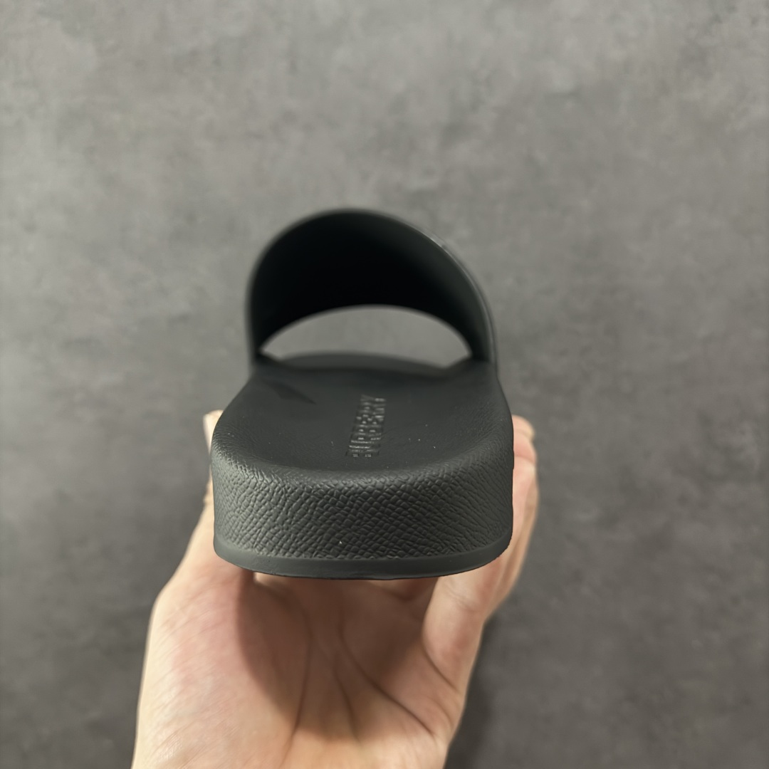 图片[4]-【莞产纯原】BBR巴宝莉经典拖鞋 整体的设计依然是沿用bbr经典格纹 从颜值上来说我觉得还是挺高 另外脚背的材质也是很软的，拖鞋底页不是特别硬胶的材质 舒适度很好 无论是出街压马路或者是出去拿个外卖都是特别轻盈方便 yb拖鞋背带面材质选用进口特定tpu材质 表面会呈现一粒一粒的间隙穿插粒面 大货实际还原真实写照 另外就是这个格纹是电子建模5D印花打印成型 市面普遍做的格纹偏大偏小不说 色差十分严重 制作工艺严格遵循yb开发 鞋底方面为单独建模开发 鞋底设有入料流道和针孔流道 在整体成型上会比寻常拖鞋复杂很多 鞋身侧面字母是外凸设计 区分市面 同时鞋底字体可以直观对比 整体钢印还原效果依然是完美还原 这个鞋底是有做细沟花纹 而且是一体成型铸造工艺 大货包括鞋底字母钢印等均也是做到同等极致 还原度高达98%以上 尺码：36 37 38 39 40 41 42 43 44 45 46-选品中心